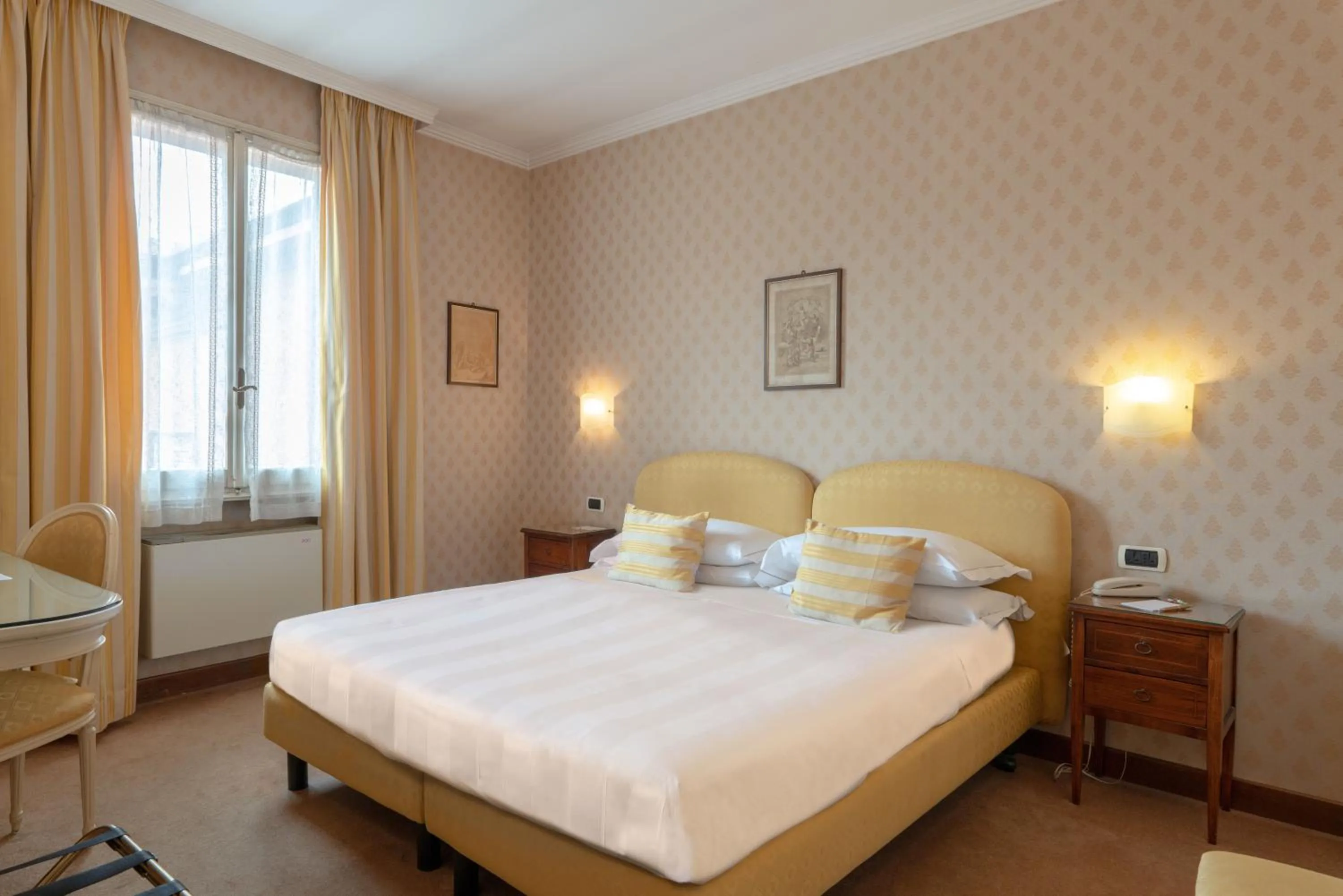 Budget Double Room in Phi Hotel Canalgrande