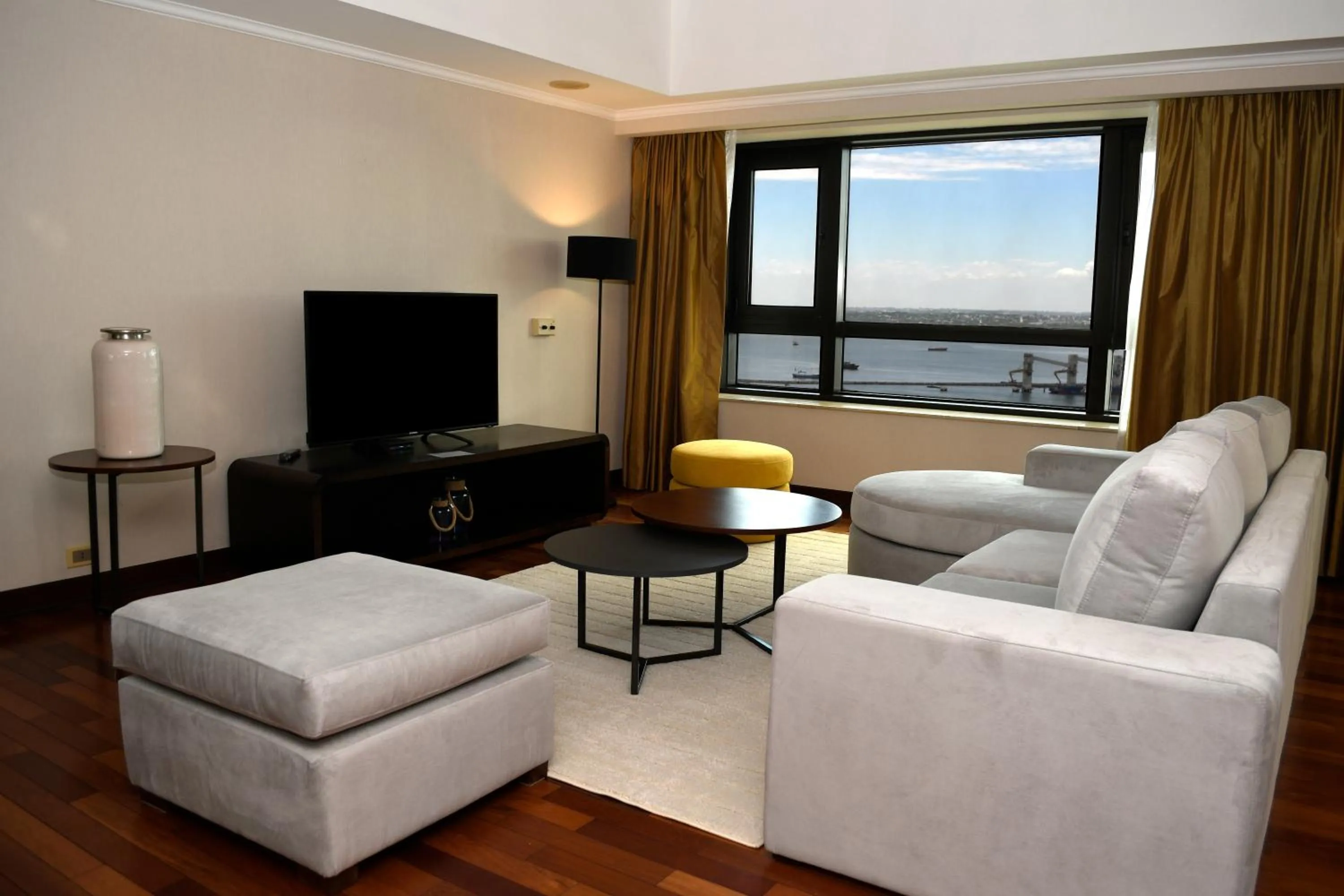 One-Bedroom King Suite in Radisson Montevideo Victoria Plaza Hotel