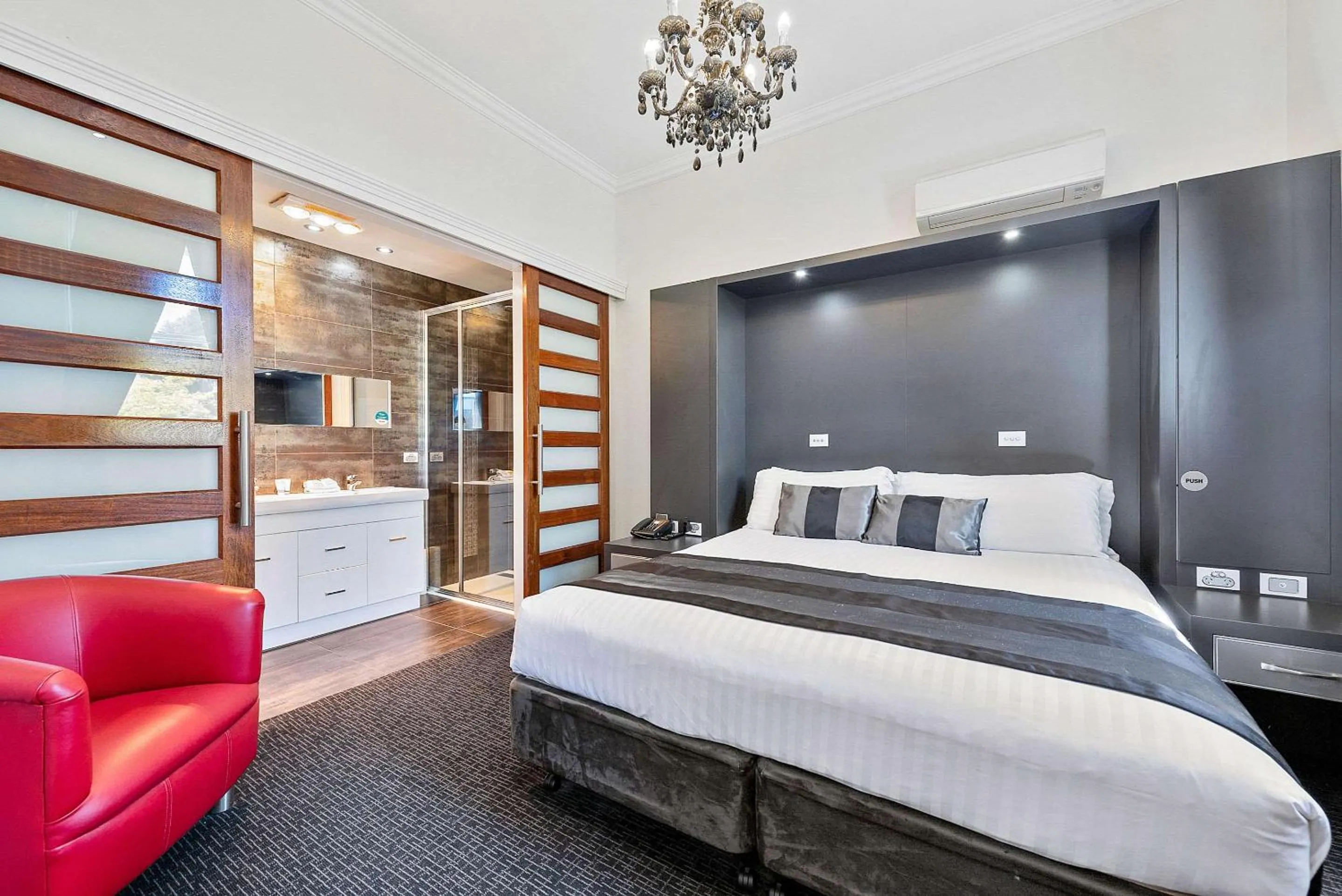King Penthouse with Sofa Bed - Non-Smoking in Quality Hotel Colonial Launceston