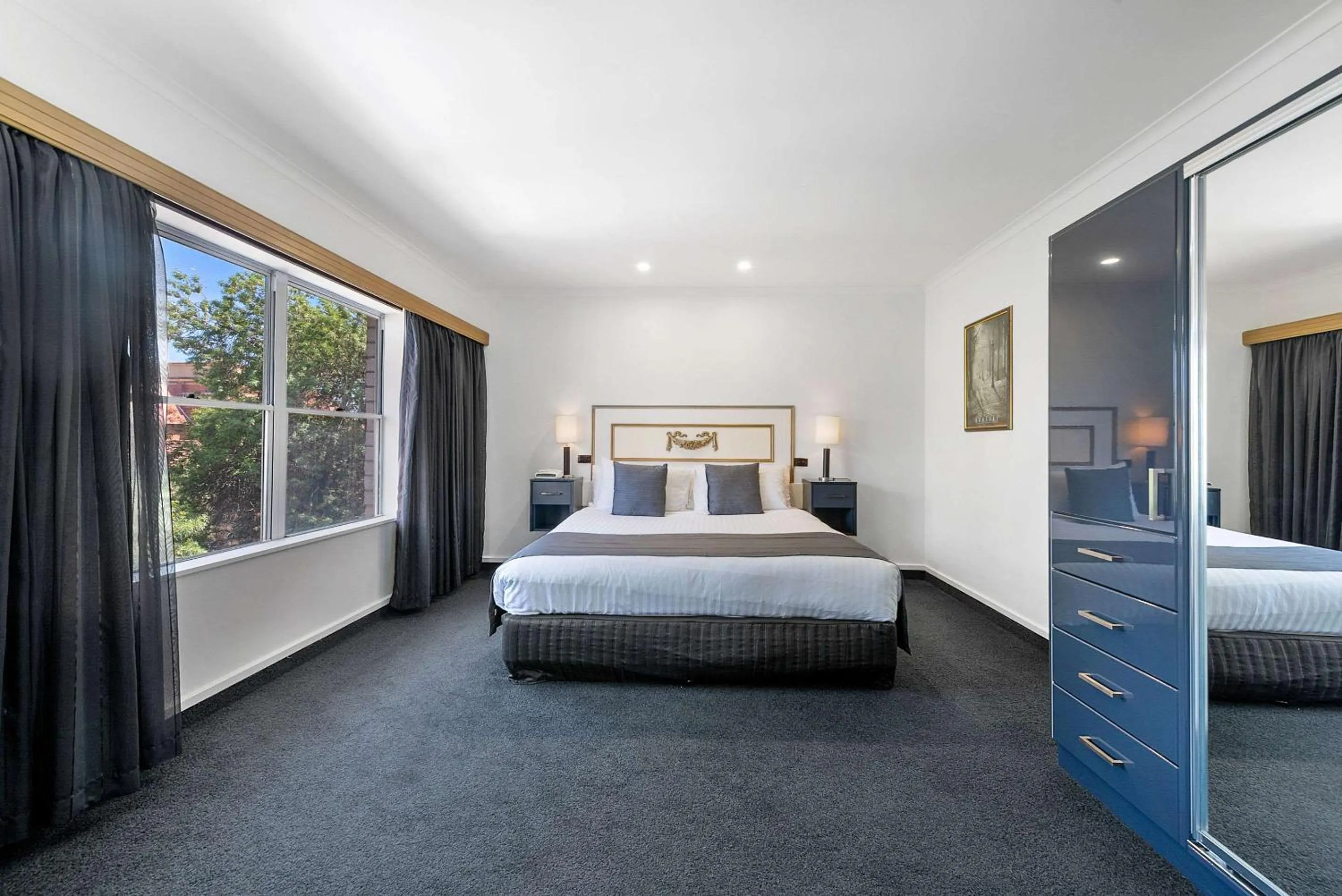 One-Bedroom King Apartment with Sofa Bed  in Quality Hotel Colonial Launceston