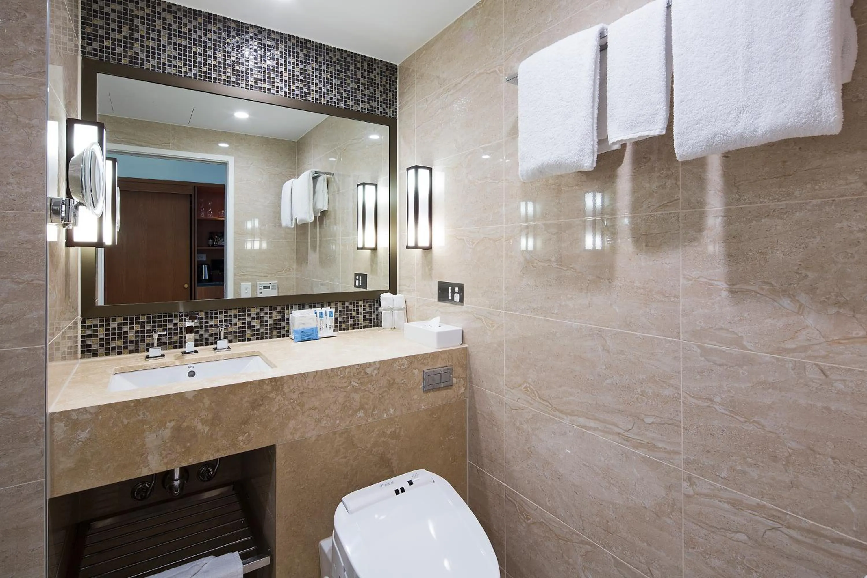 Premium Park View Twin with Free Wifi in Royal On The Park