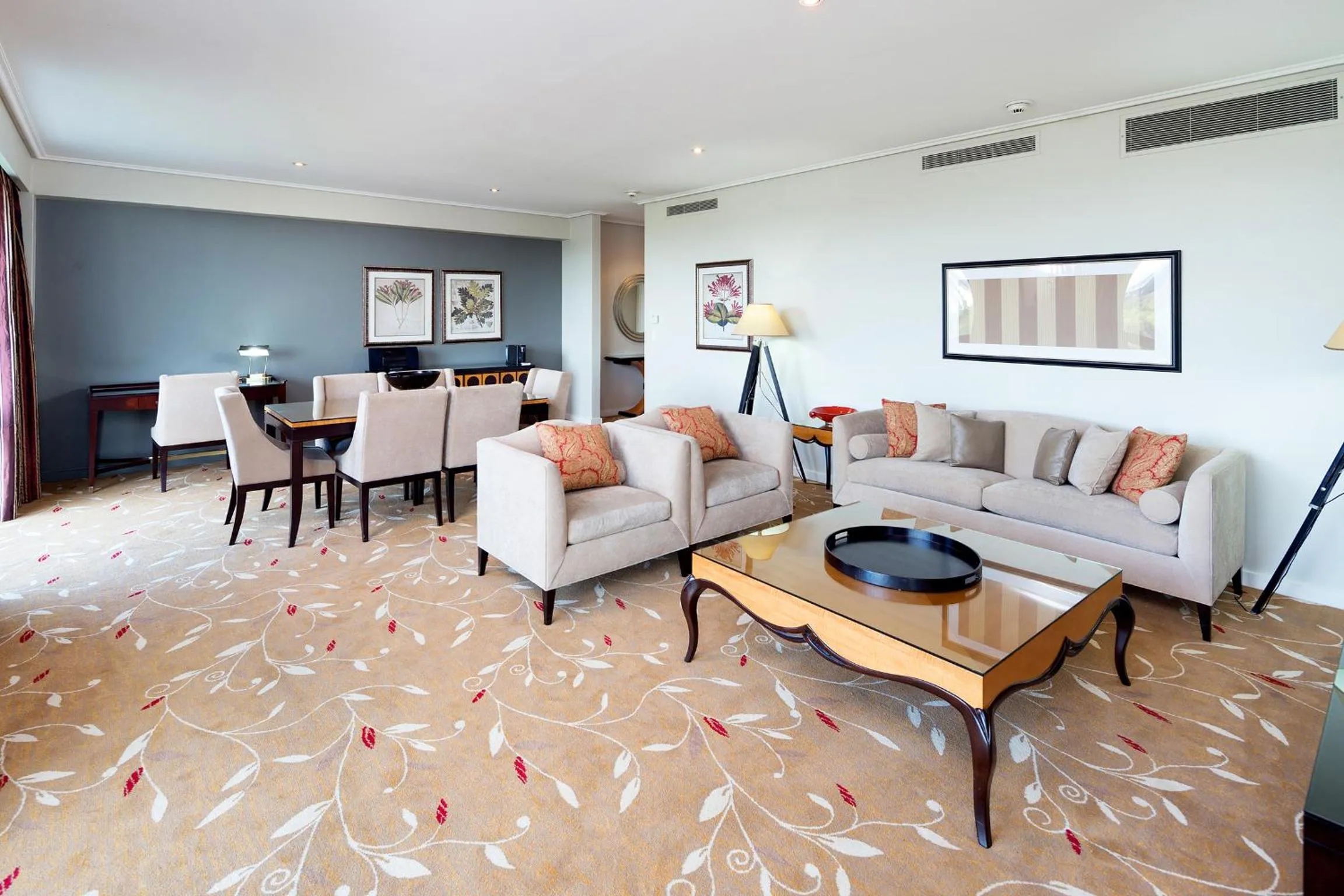 Executive Spa Suite - Bottle of French Champagne and complimentary self parking in Royal On The Park