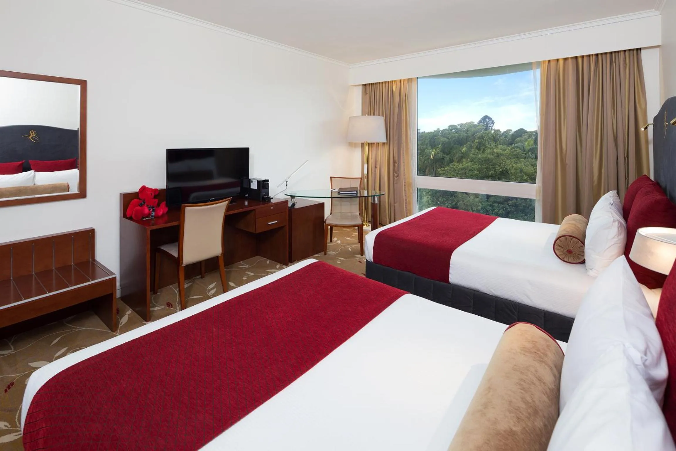 Deluxe Park View Twin with Free Wifi in Royal On The Park