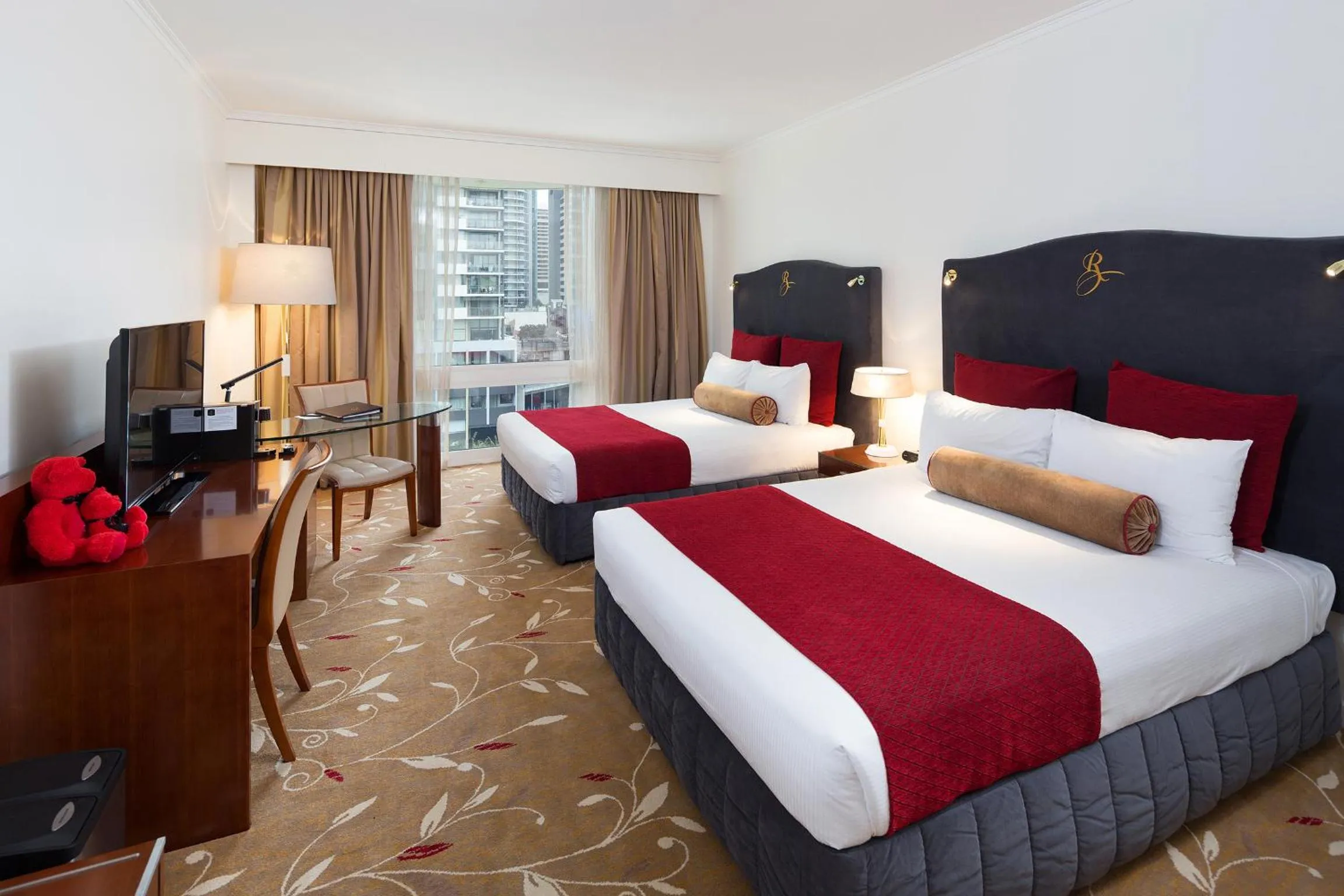 Deluxe City View Twin with Free Wifi in Royal On The Park