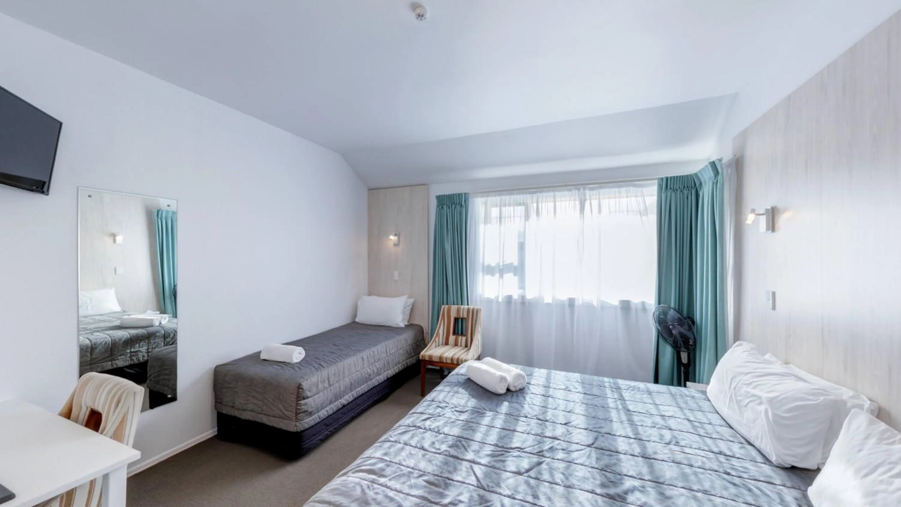 Driftwood Standard Twin Room in Beachfront Hotel Hokitika