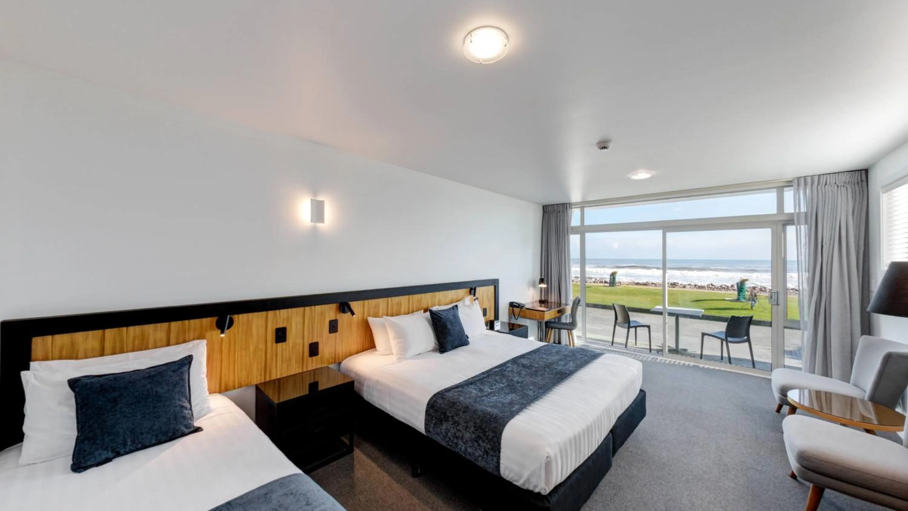 Ocean View Deluxe King Room in Beachfront Hotel Hokitika