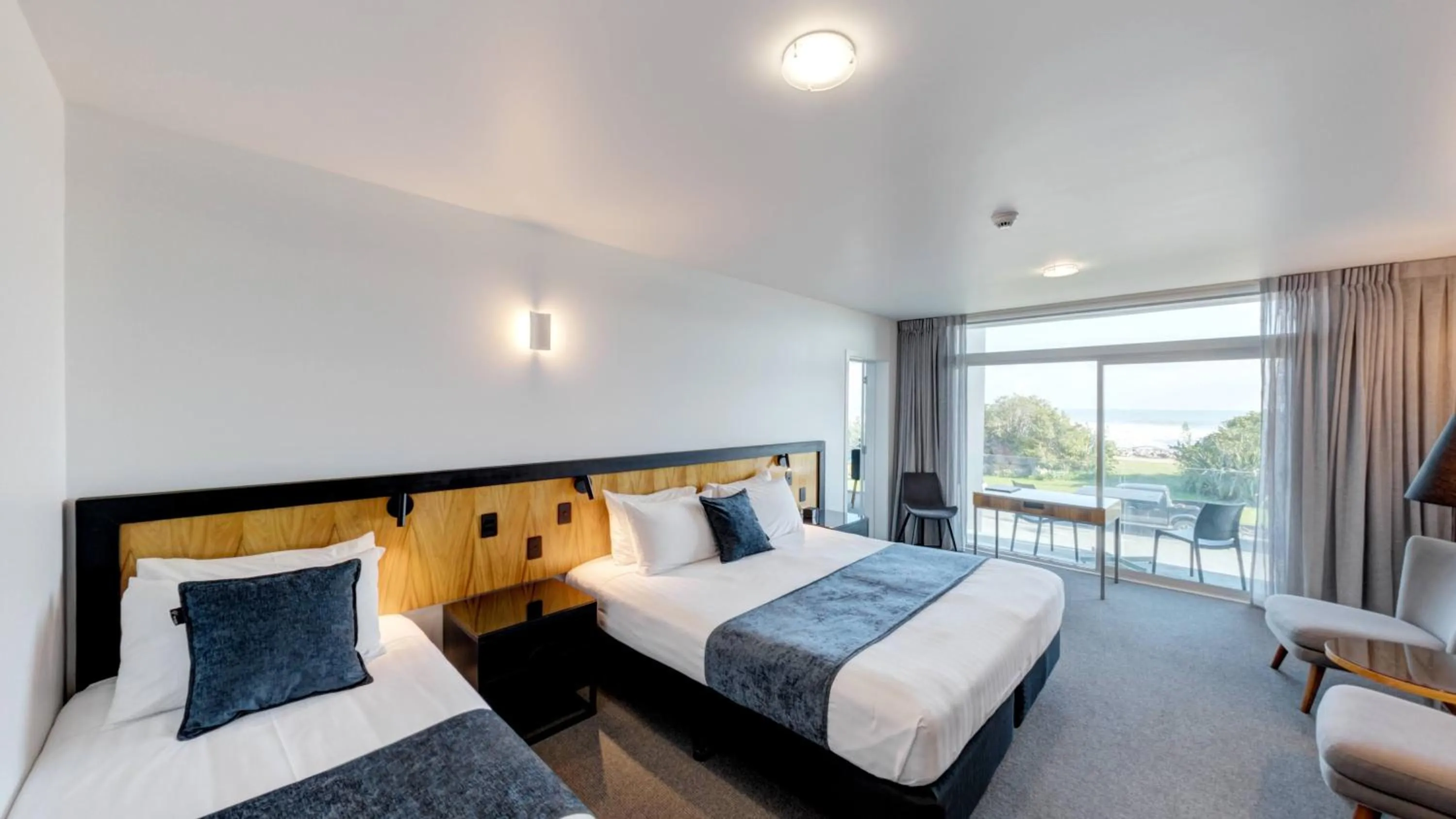 Ocean View 2 Bedroom 1 Bathroom Family Room in Beachfront Hotel Hokitika