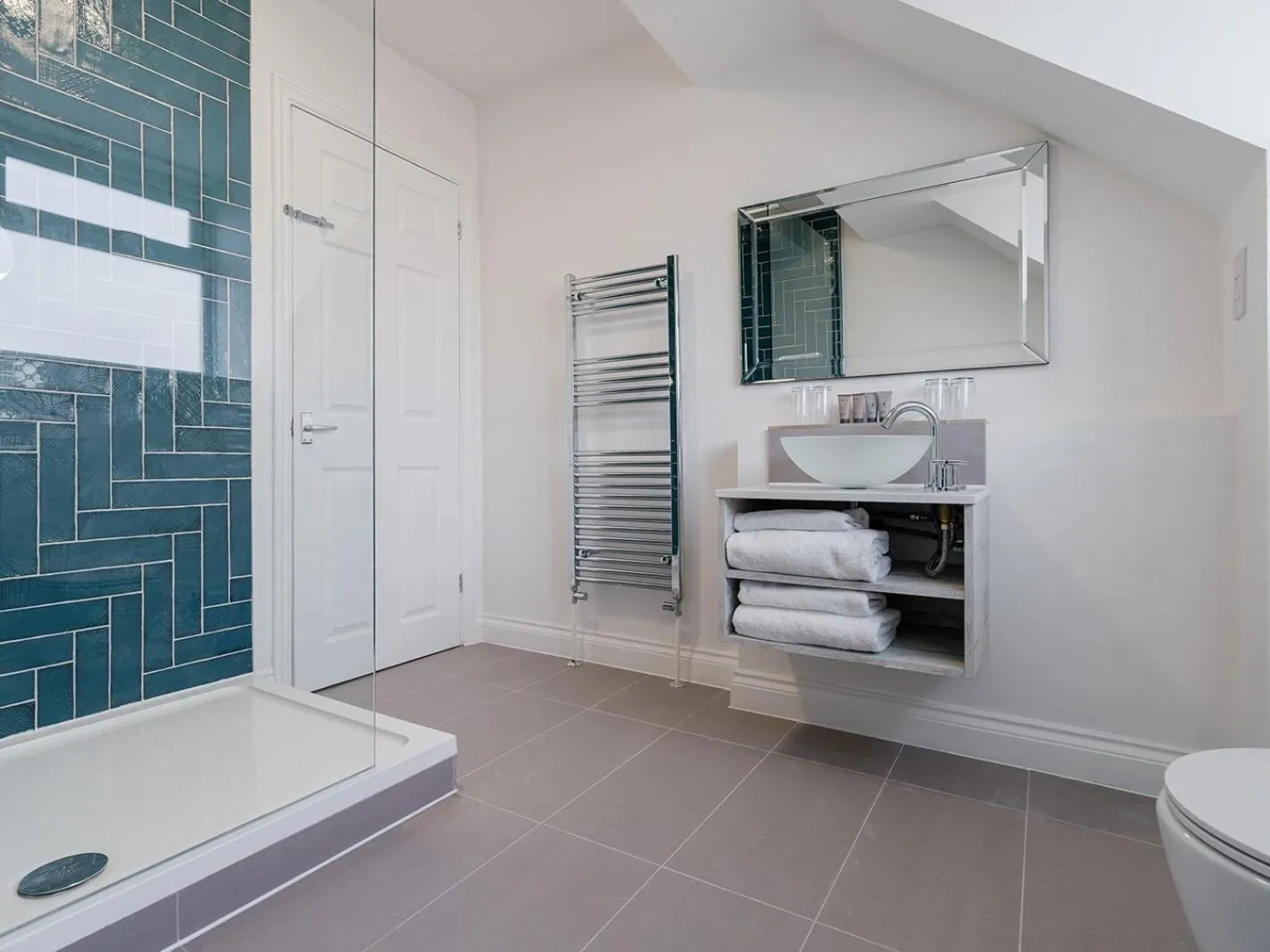 Twin Room with Shower in Pike and Eel Hotel and Marina