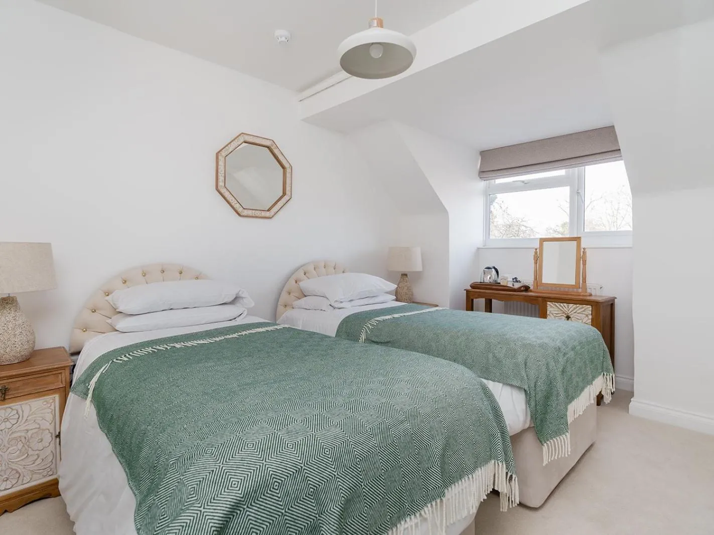 Twin Room with Shower in Pike and Eel Hotel and Marina