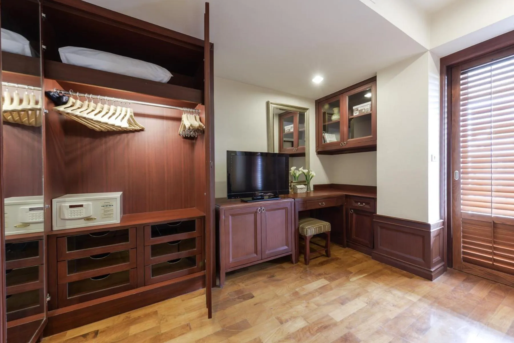 Two-Bedroom Executive Suite 4 people in Centre Point Sukhumvit Thong-Lo