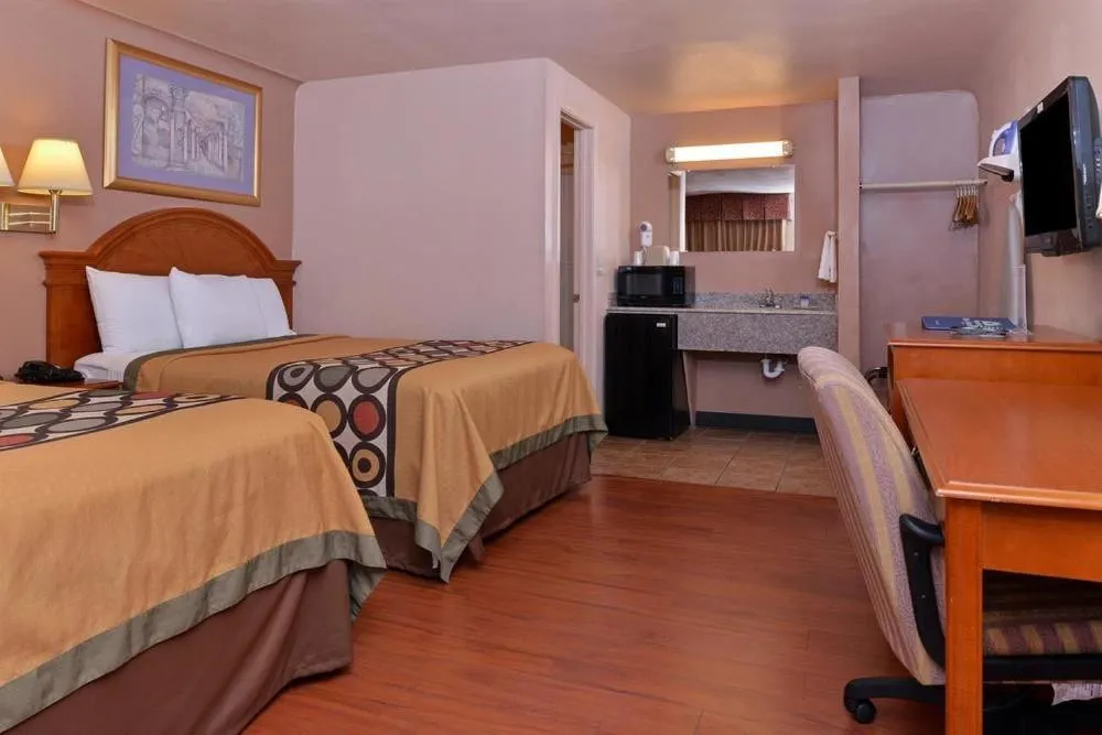 Double Room with Two Double Beds in Americas Best Value Inn Eugene