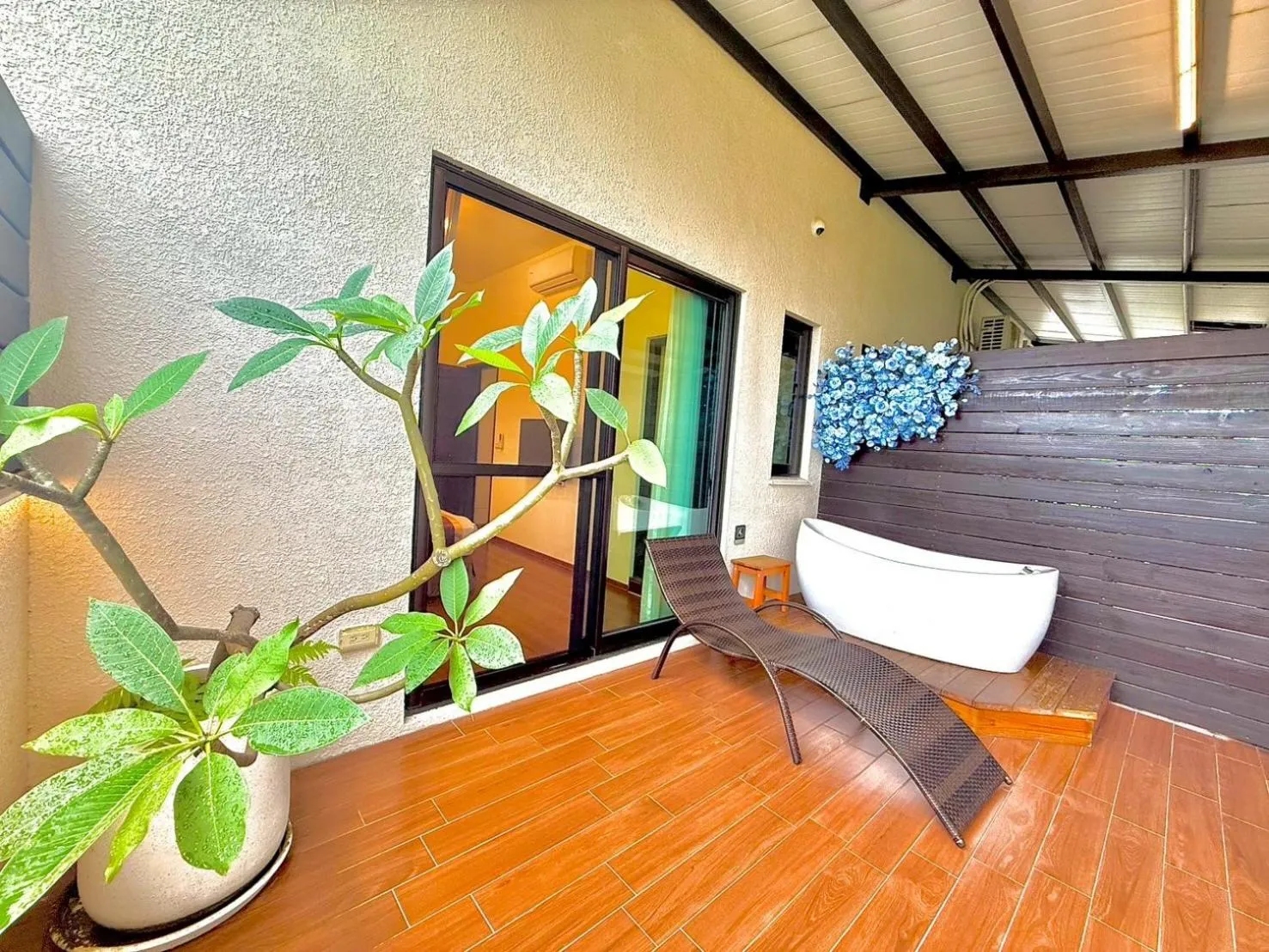 Deluxe Double Room with Bath in Kurumba JiJi B&B