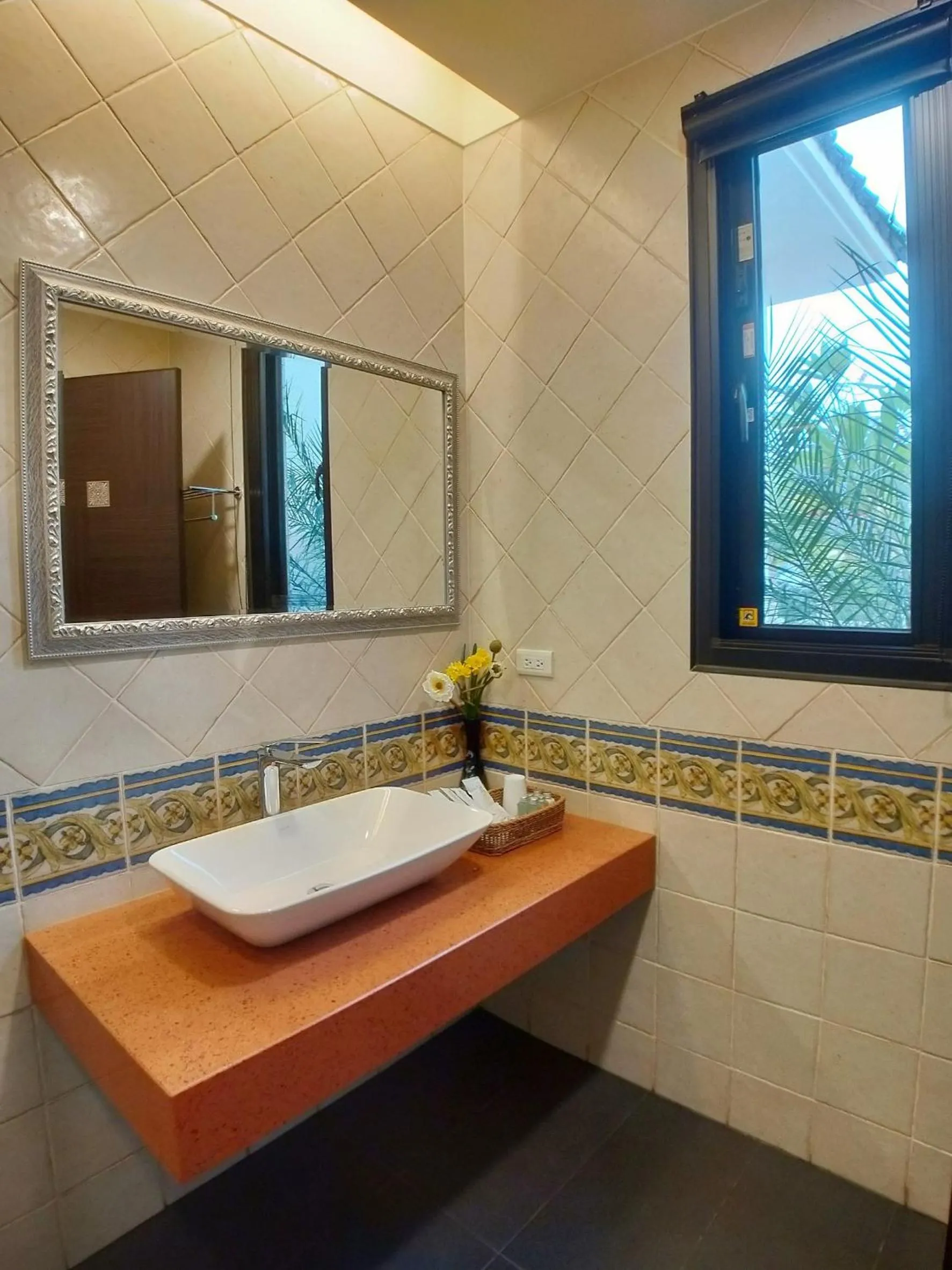 Queen Room with Garden View in Kurumba JiJi B&B