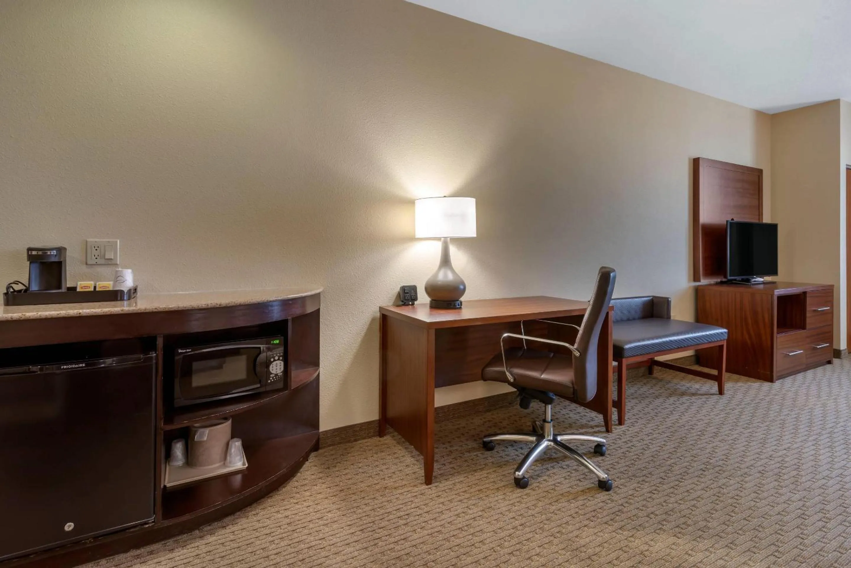 Queen Suite with Two Queen Beds - Mountain View in Comfort Suites Eugene University