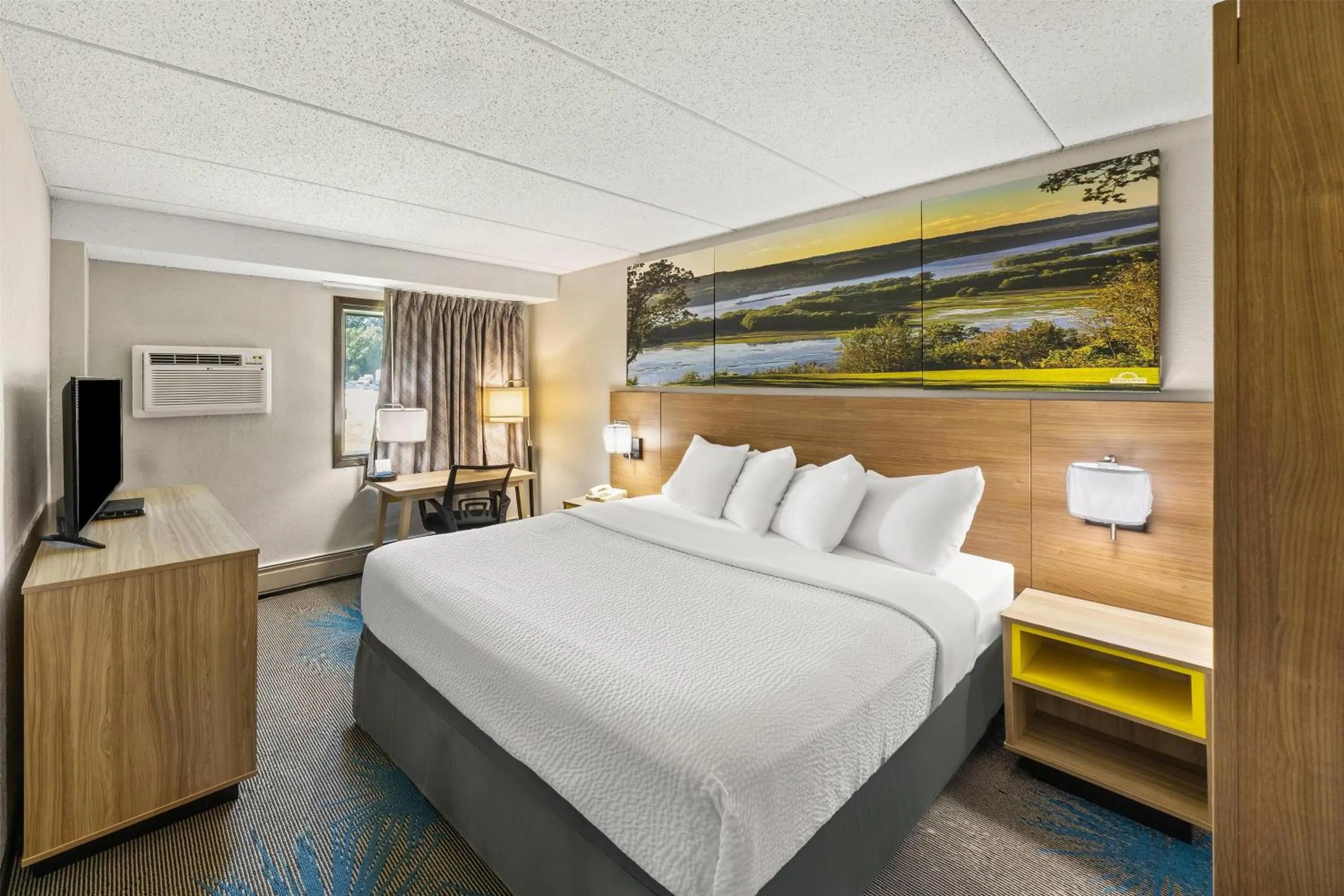 Deluxe Queen Room - Non-Smoking in Days Inn by Wyndham Winona