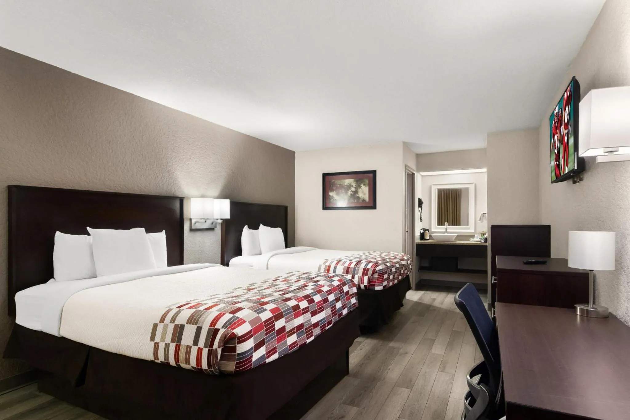 Deluxe Room with Two Queen Beds Smoking in Red Roof Inn Kingsland