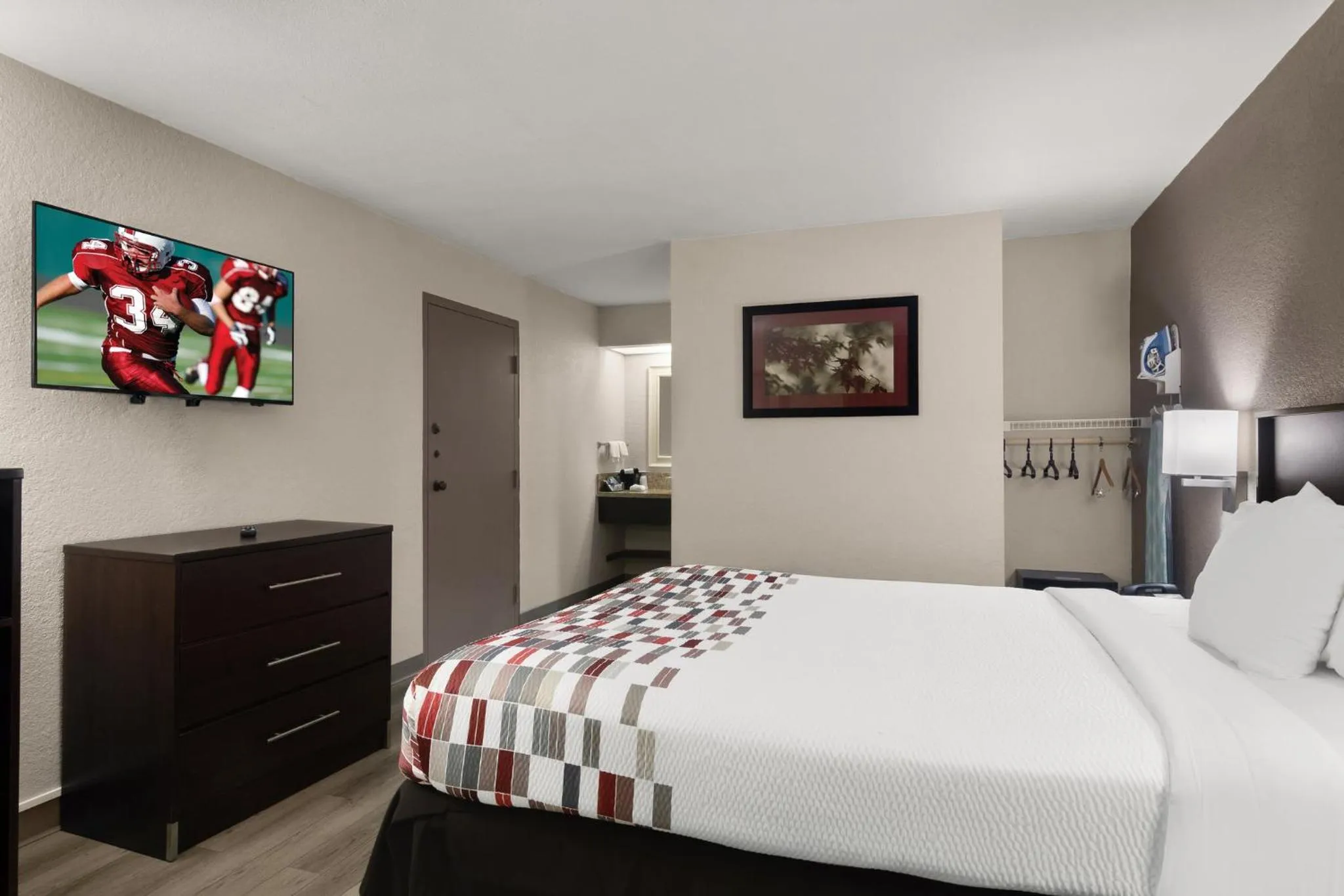 Deluxe Queen Room Disability Access Non-Smoking in Red Roof Inn Kingsland