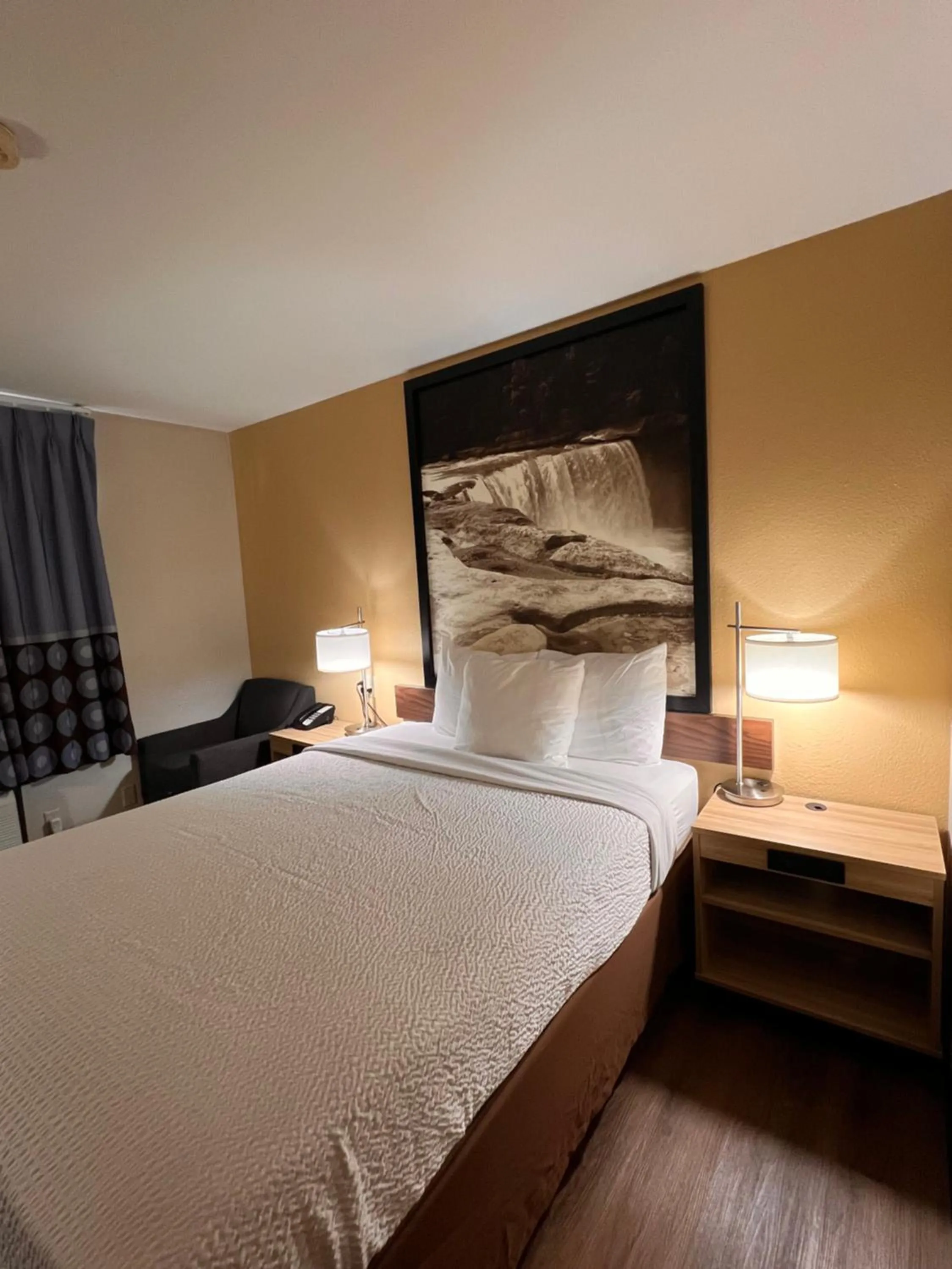 Queen Room - Non-Smoking in Super 8 by Wyndham Radcliff Ft. Knox Area