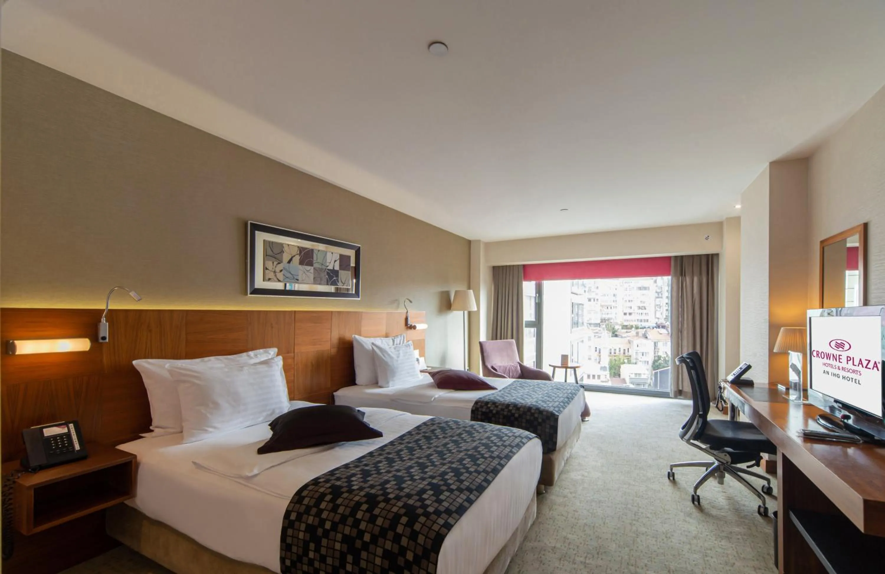 Premium Twin Room in Crowne Plaza Istanbul Harbiye by IHG