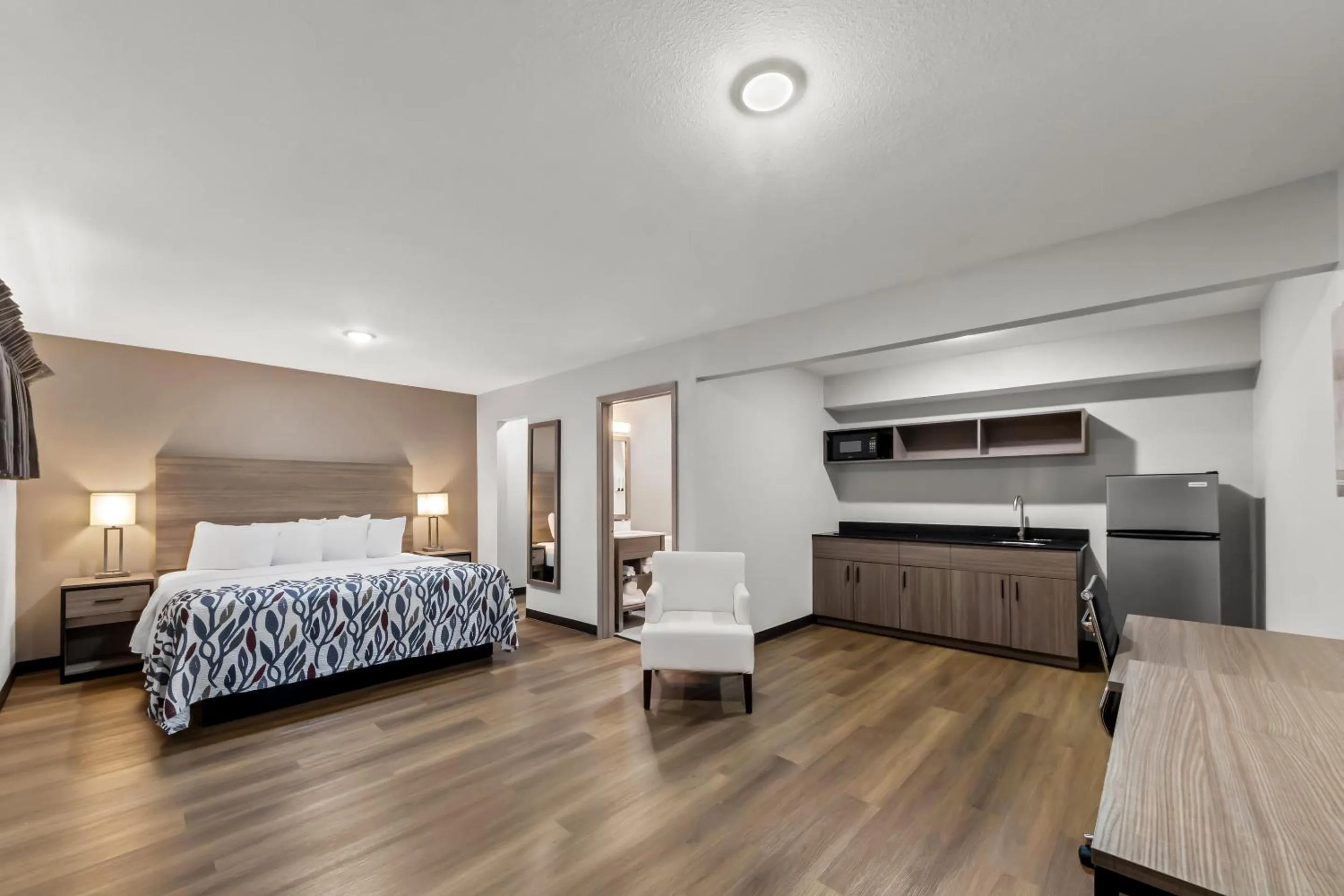 Deluxe King Room with Kitchenette Disability Access Non-Smoking in Red Roof Inn Del Rio