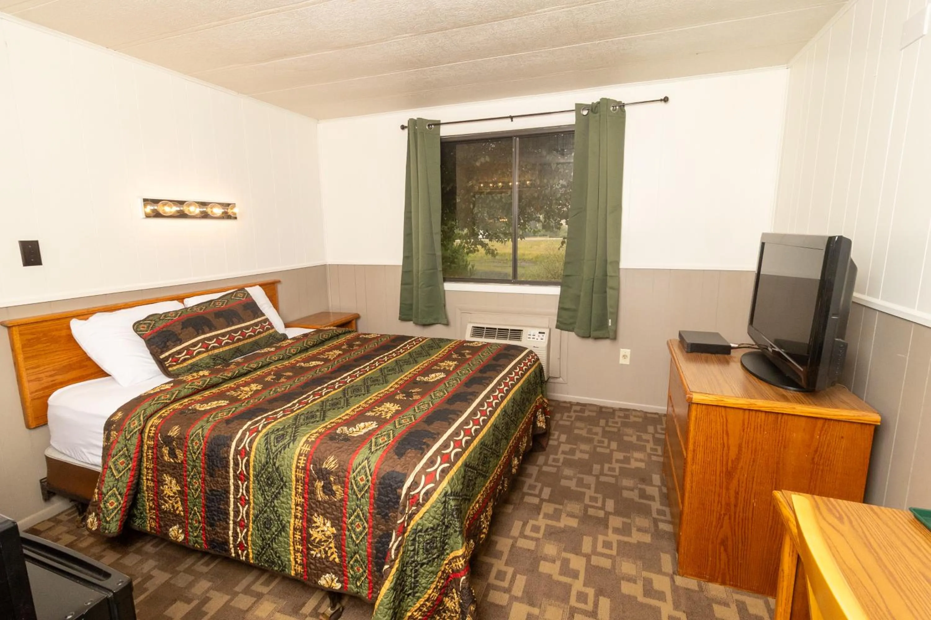 Queen Room in The Lodge at Lolo Hot Springs