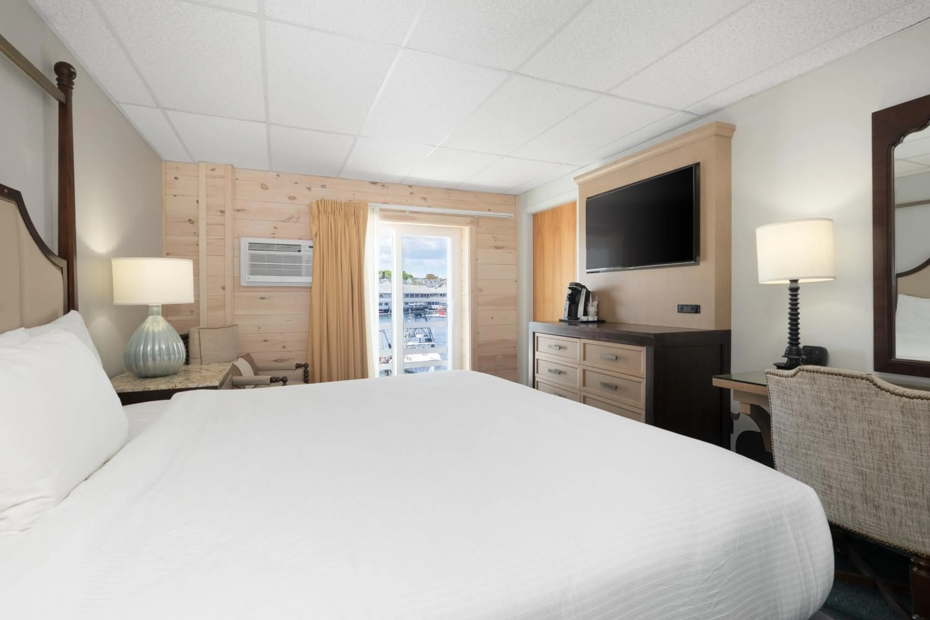 One Superior King Full Harbor View 2nd Floor in Boothbay Harbor Inn