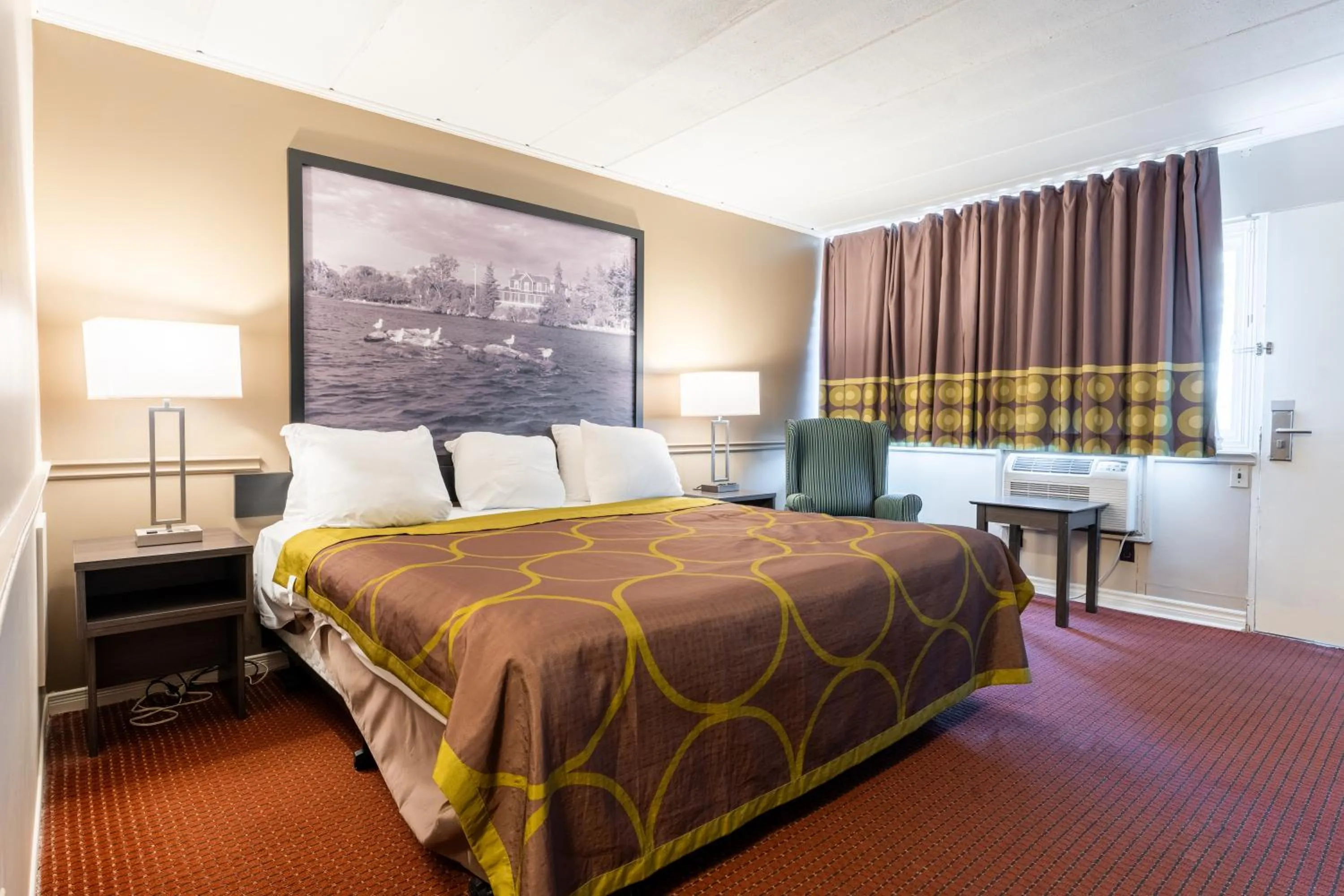 King Room - Non-Smoking in Super 8 by Wyndham Gananoque - Country Squire Resort