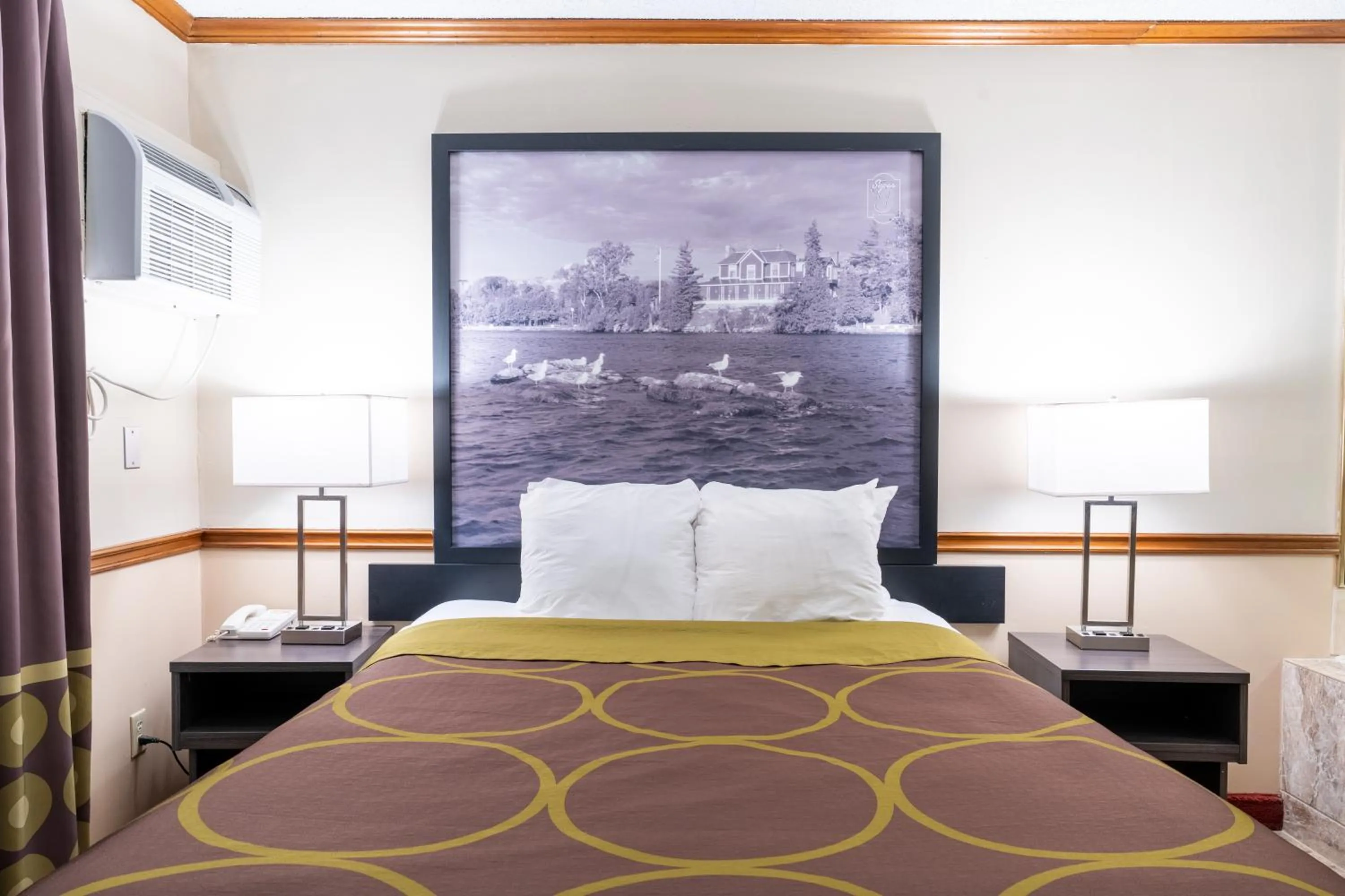 Queen Suite - Non-Smoking in Super 8 by Wyndham Gananoque - Country Squire Resort