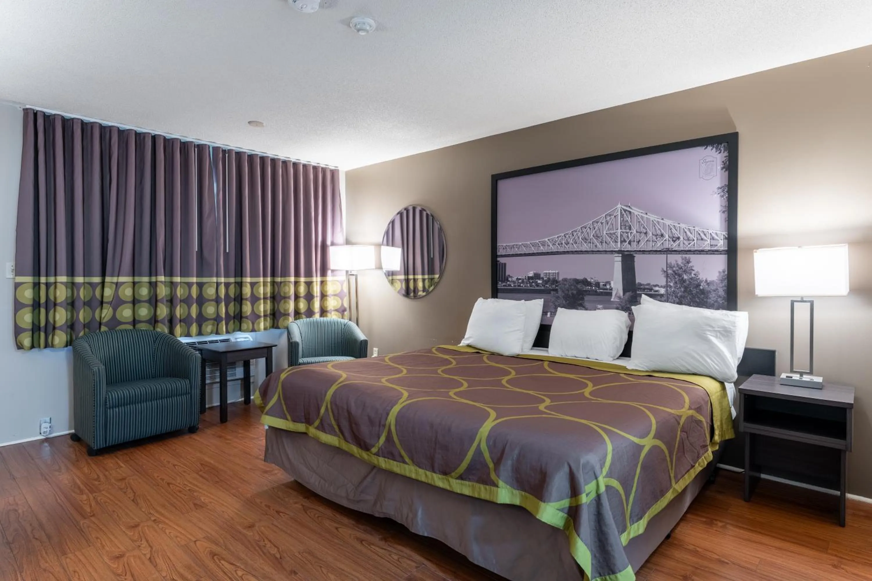 Deluxe King Room with Pool View - Non-Smoking in Super 8 by Wyndham Gananoque - Country Squire Resort