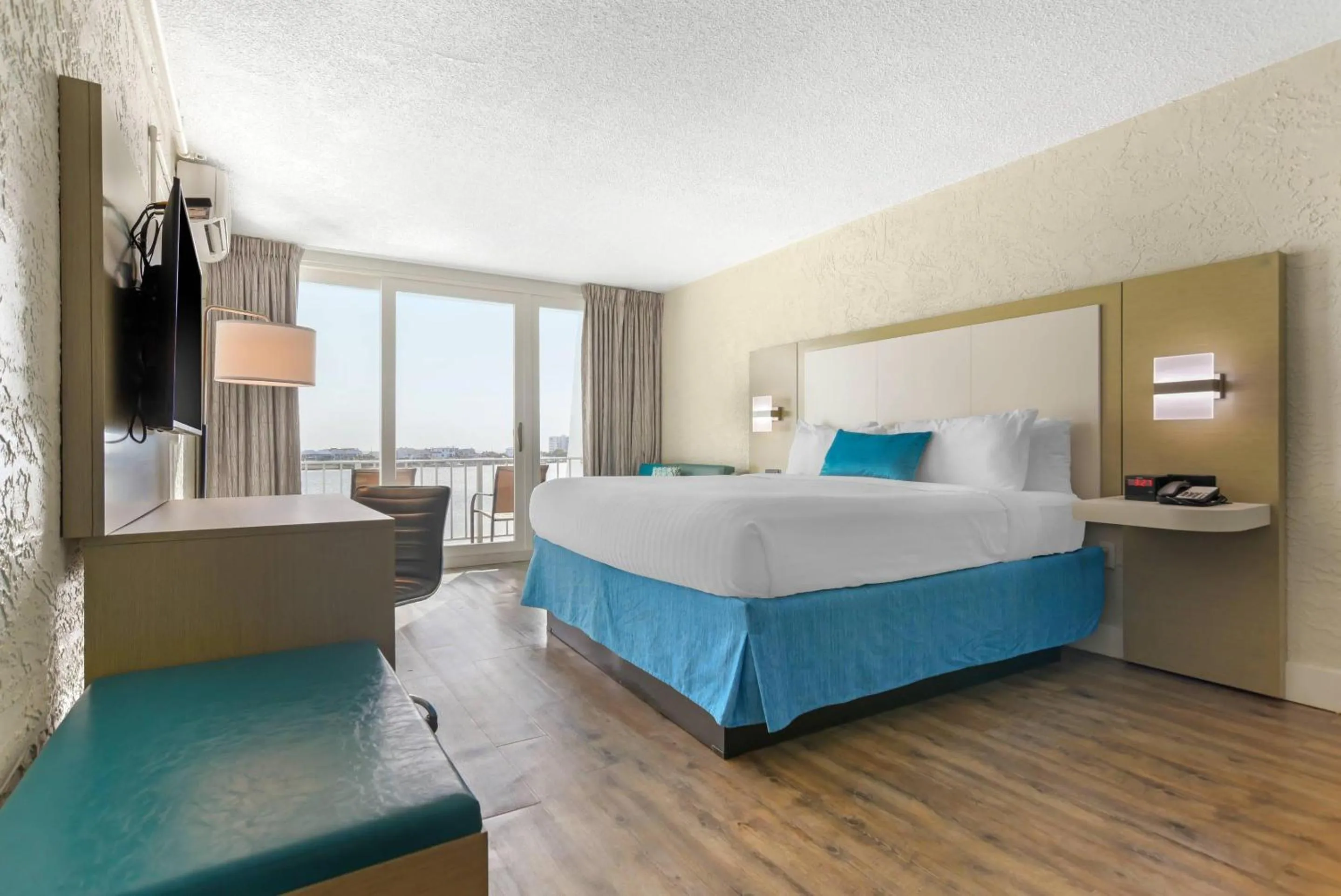 Standard King Room with Harbor View - Non-Smoking in Inn on Destin Harbor, an Ascend Collection Hotel