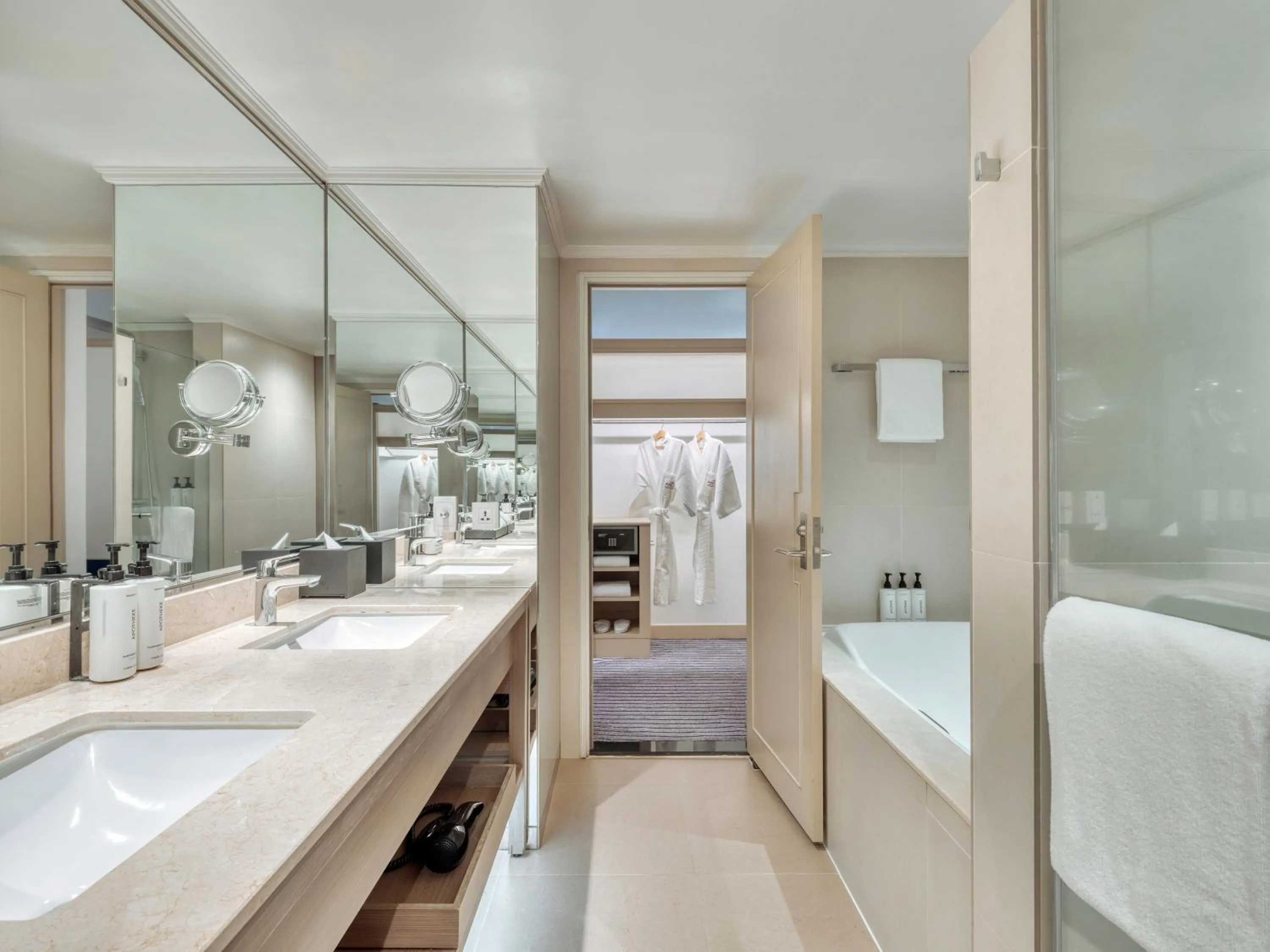 Premium King Room - Lounge Access in Crowne Plaza Bangkok Lumpini Park by IHG