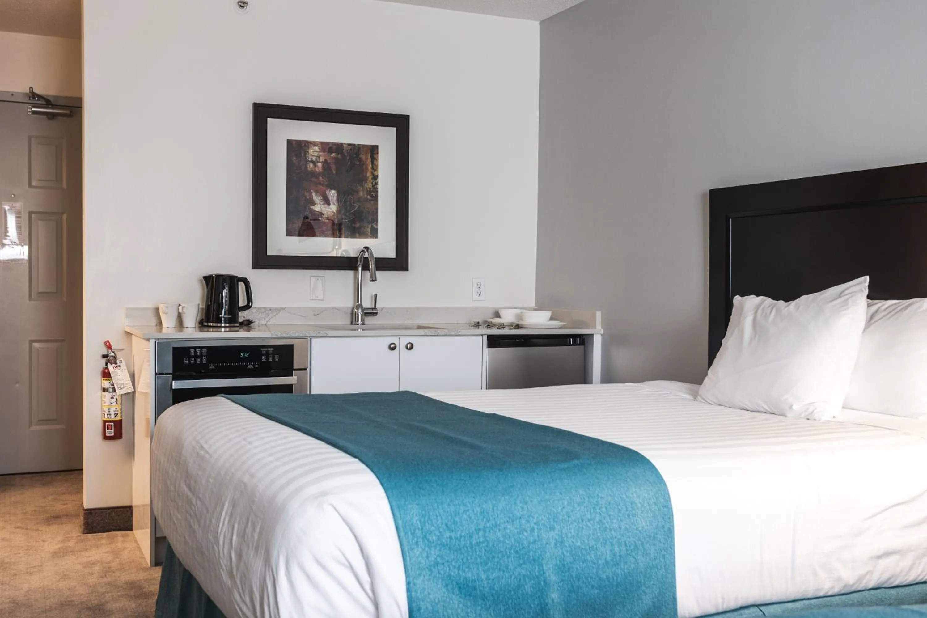 Queen Room with Two Queen Beds with Kitchenette in Ramada by Wyndham Surrey/Langley