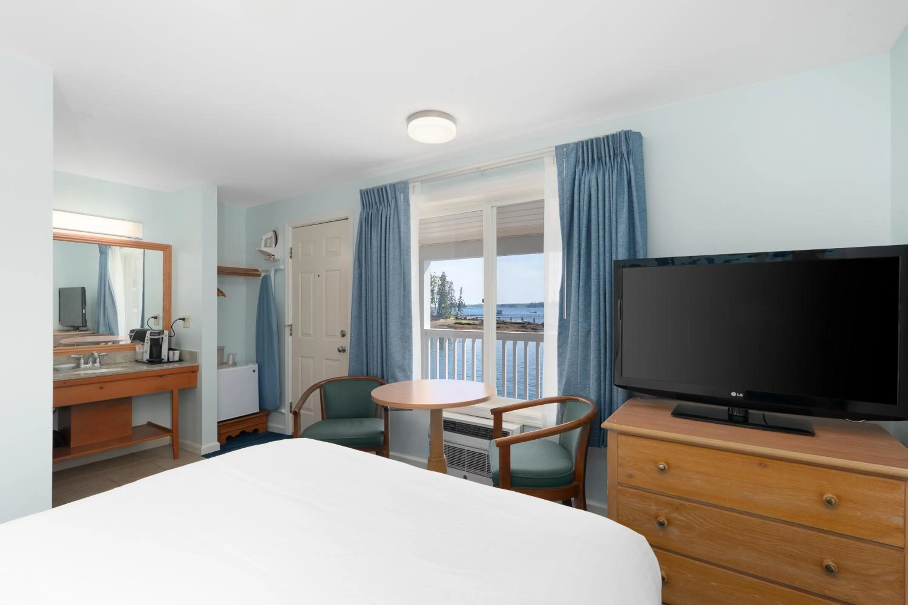 One Queen Tugboat, 2nd Level in Tugboat Inn