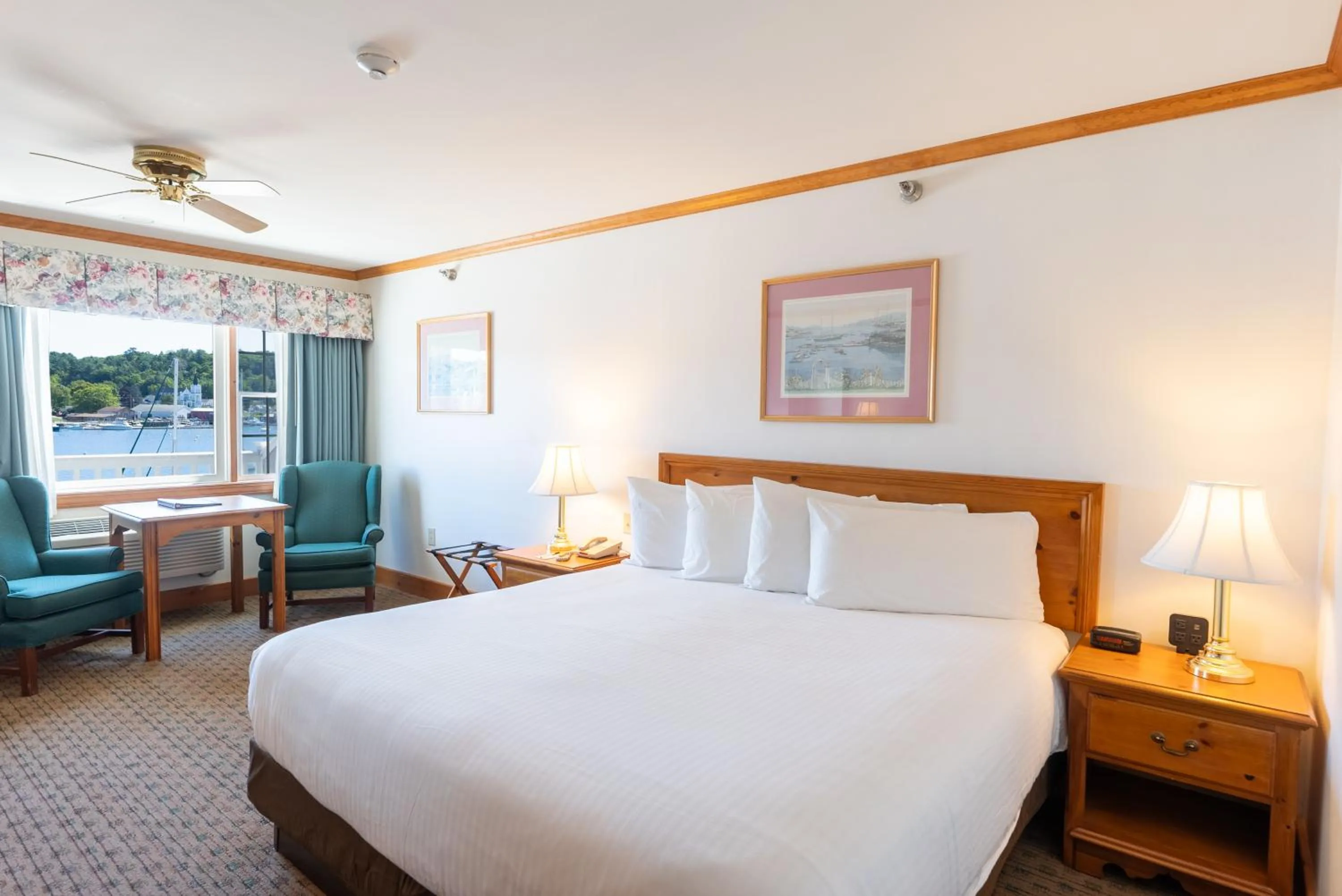 One King Main Inn 3rd Floor in Tugboat Inn