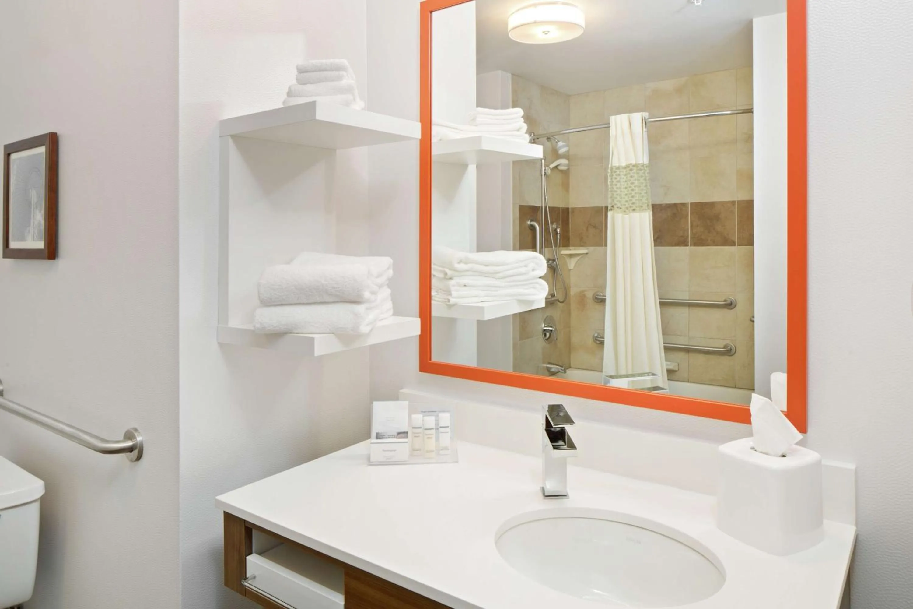 King Room with Accessible Tub - Mobility and Hearing Access/Non-Smoking in Hampton Inn & Suites Spokane Valley