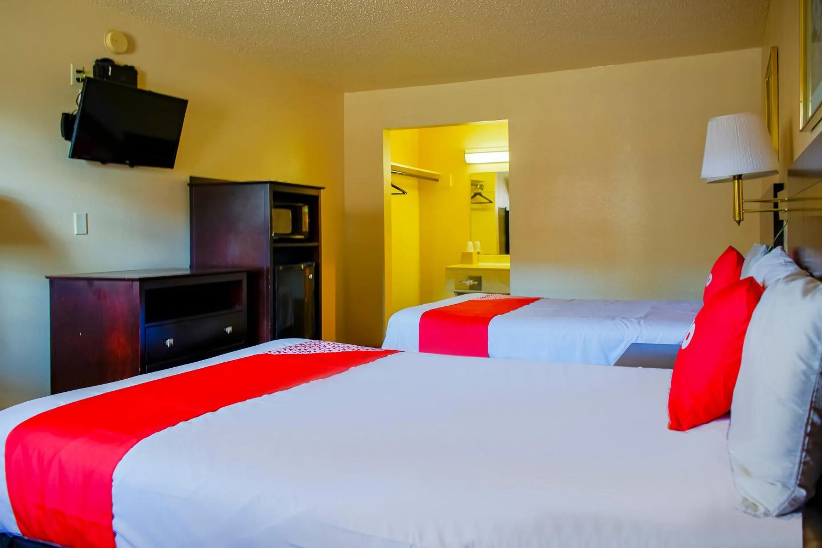 2 Full Bed Smoking in Duncan Inn by OYO, OK - Hwy 81 Near Chisholm Casino