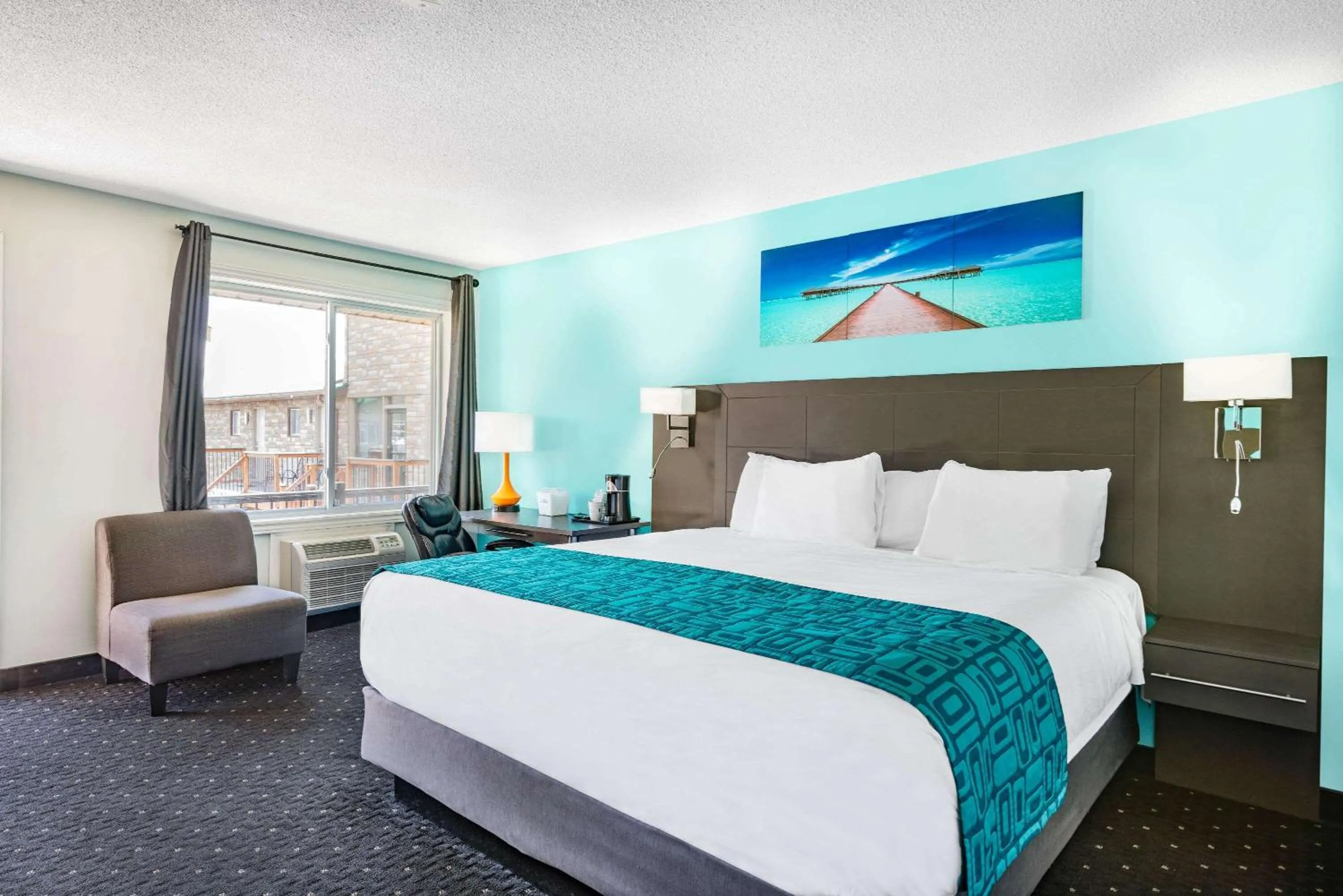 King Room- Non-Smoking in Howard Johnson by Wyndham Gananoque