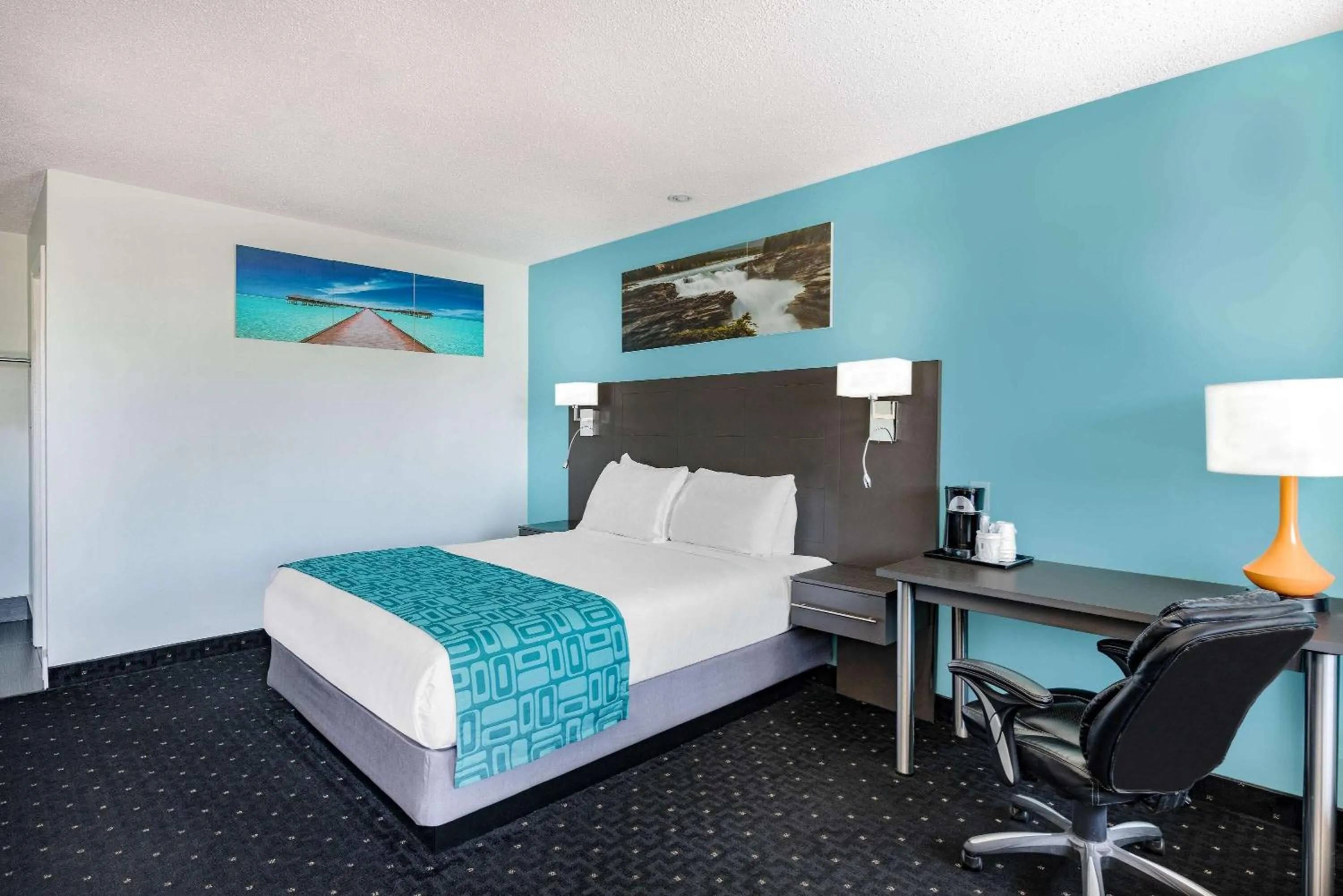 Queen Room - Non-Smoking in Howard Johnson by Wyndham Gananoque