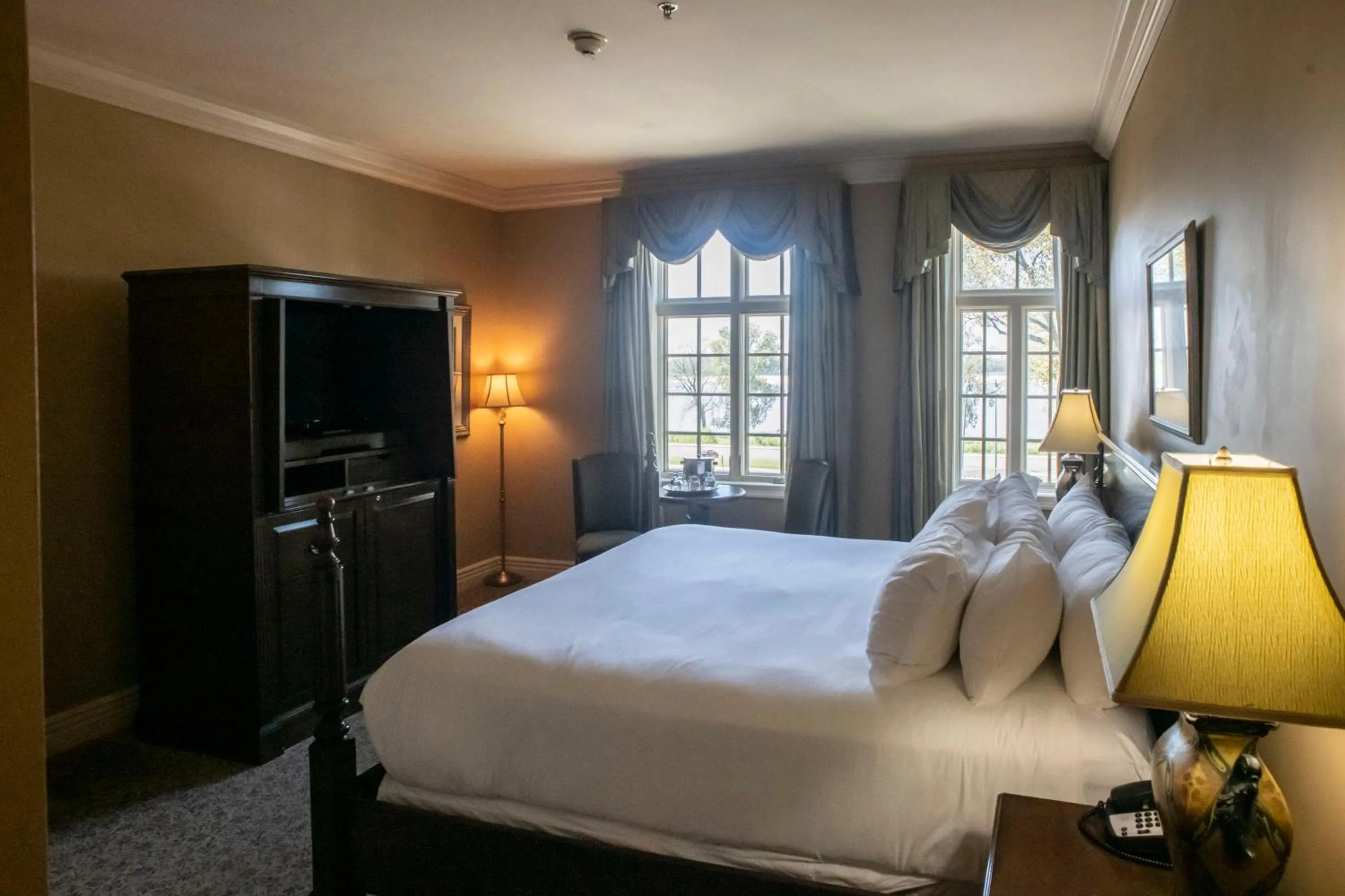Deluxe Queen Room - single occupancy in River Inn of Harbor Town