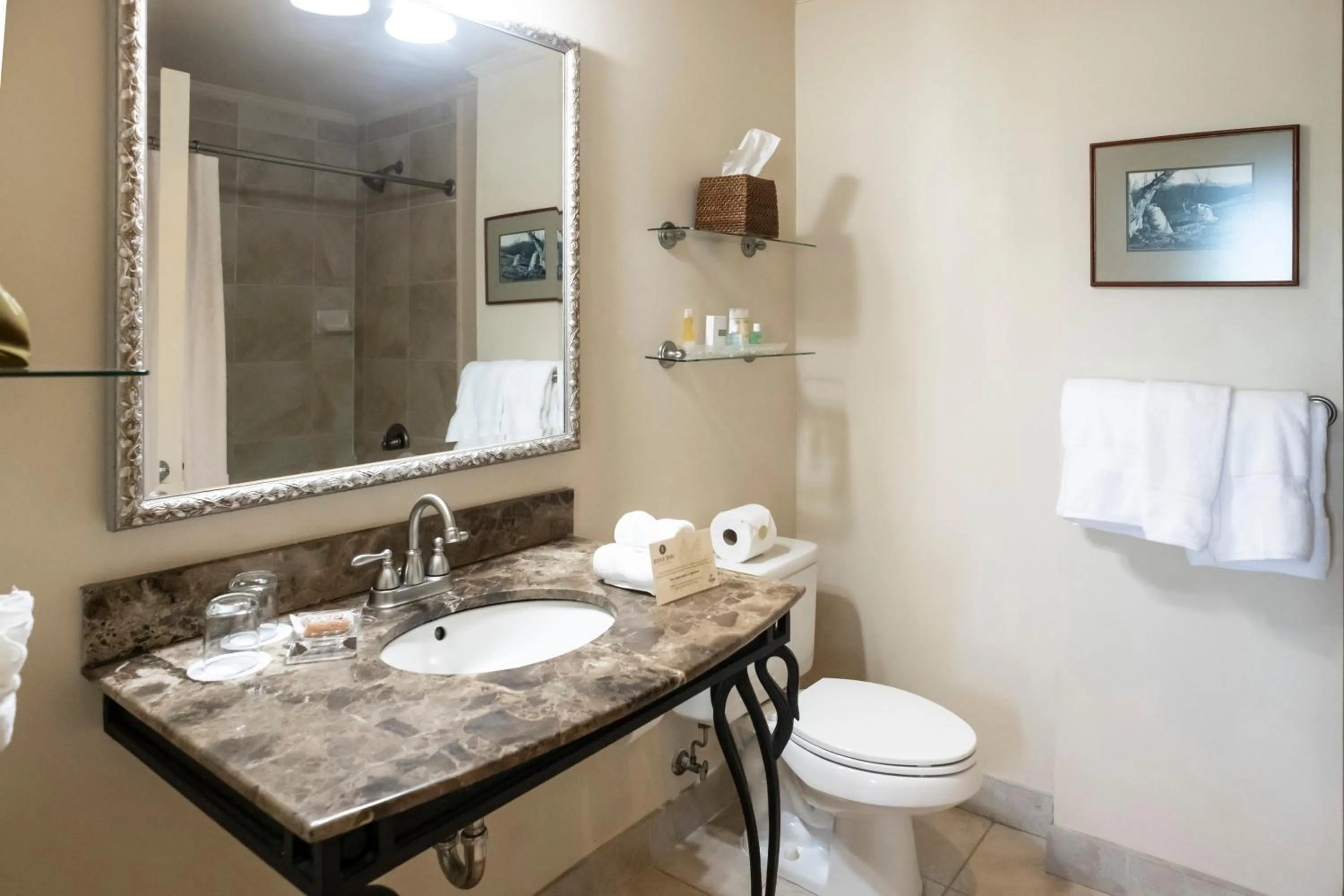 Superior King Room - single occupancy in River Inn of Harbor Town