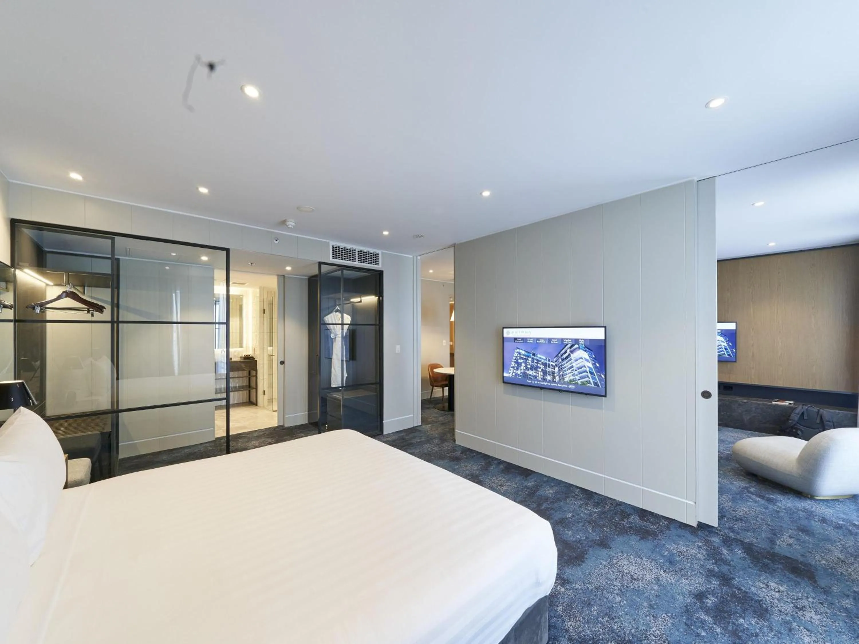 Deluxe Executive King Suite with Lounge Access in Pullman Adelaide