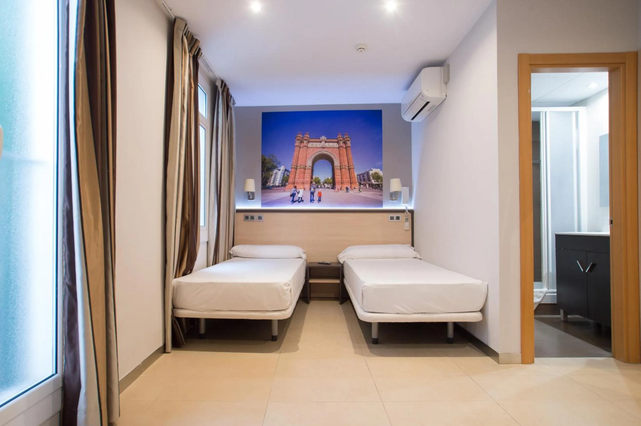 Double or Twin Room with Extra Bed in Hostal Las Flores Ramblas