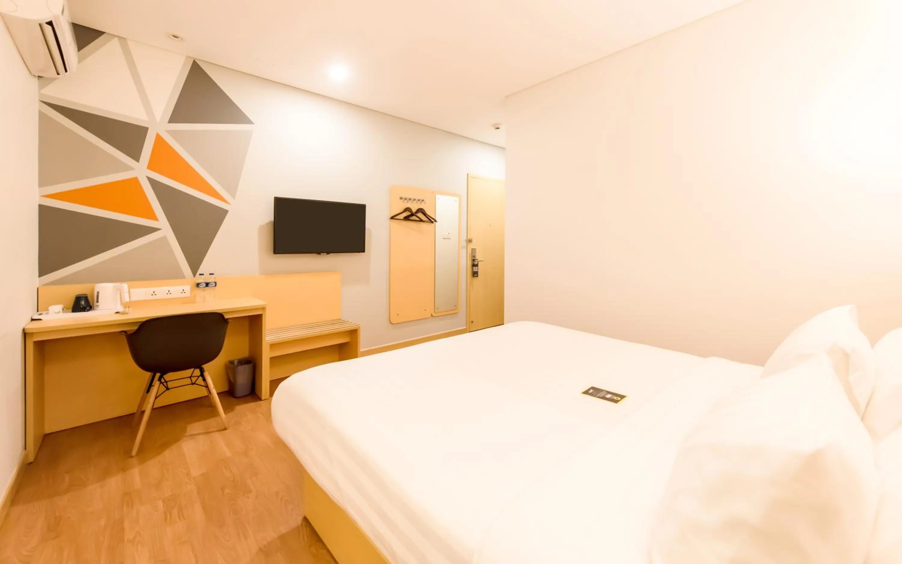 Deluxe Queen Room in Juno Jatinegara Jakarta