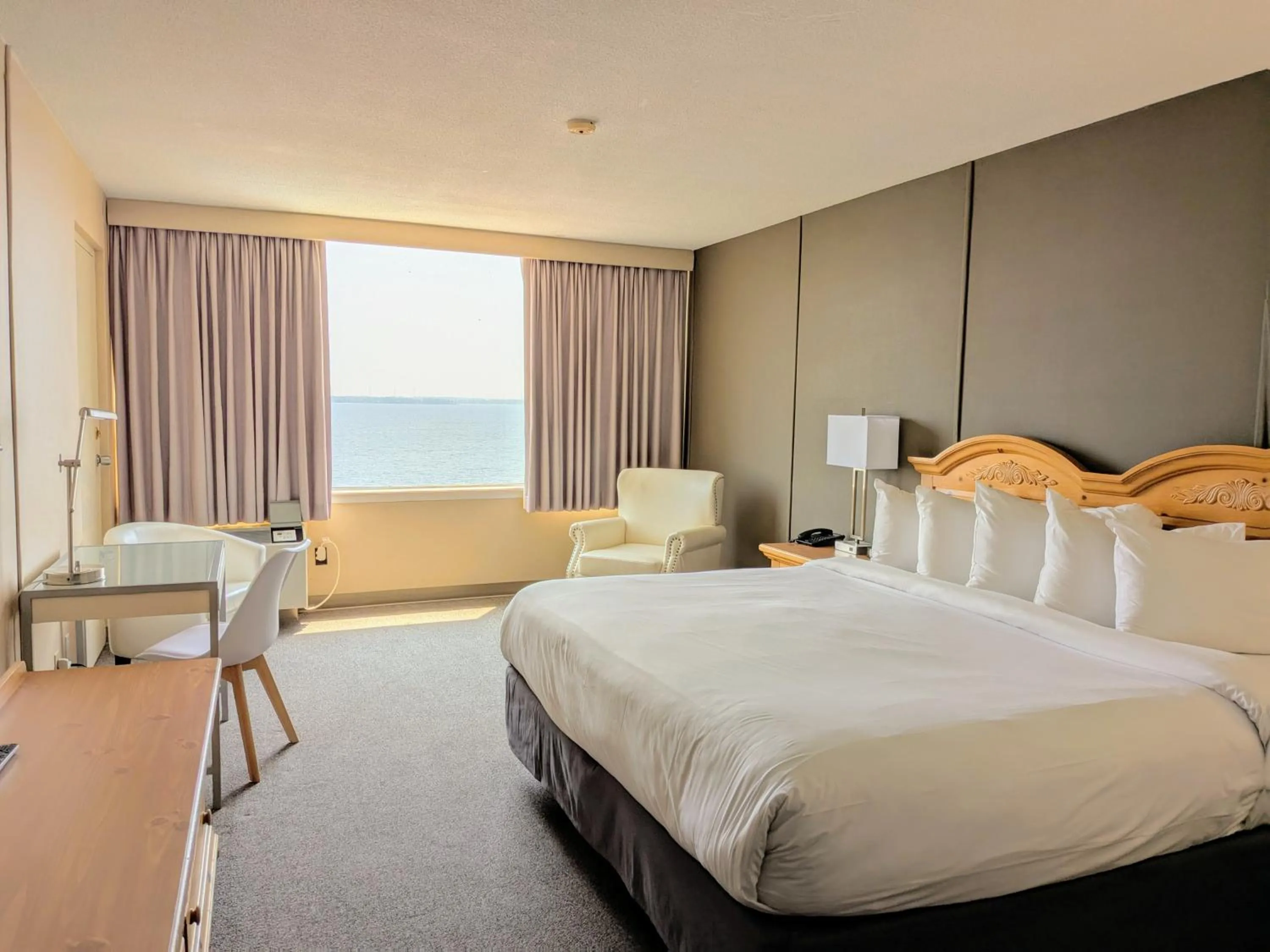 King Room with Lake View in Confederation Place Hotel