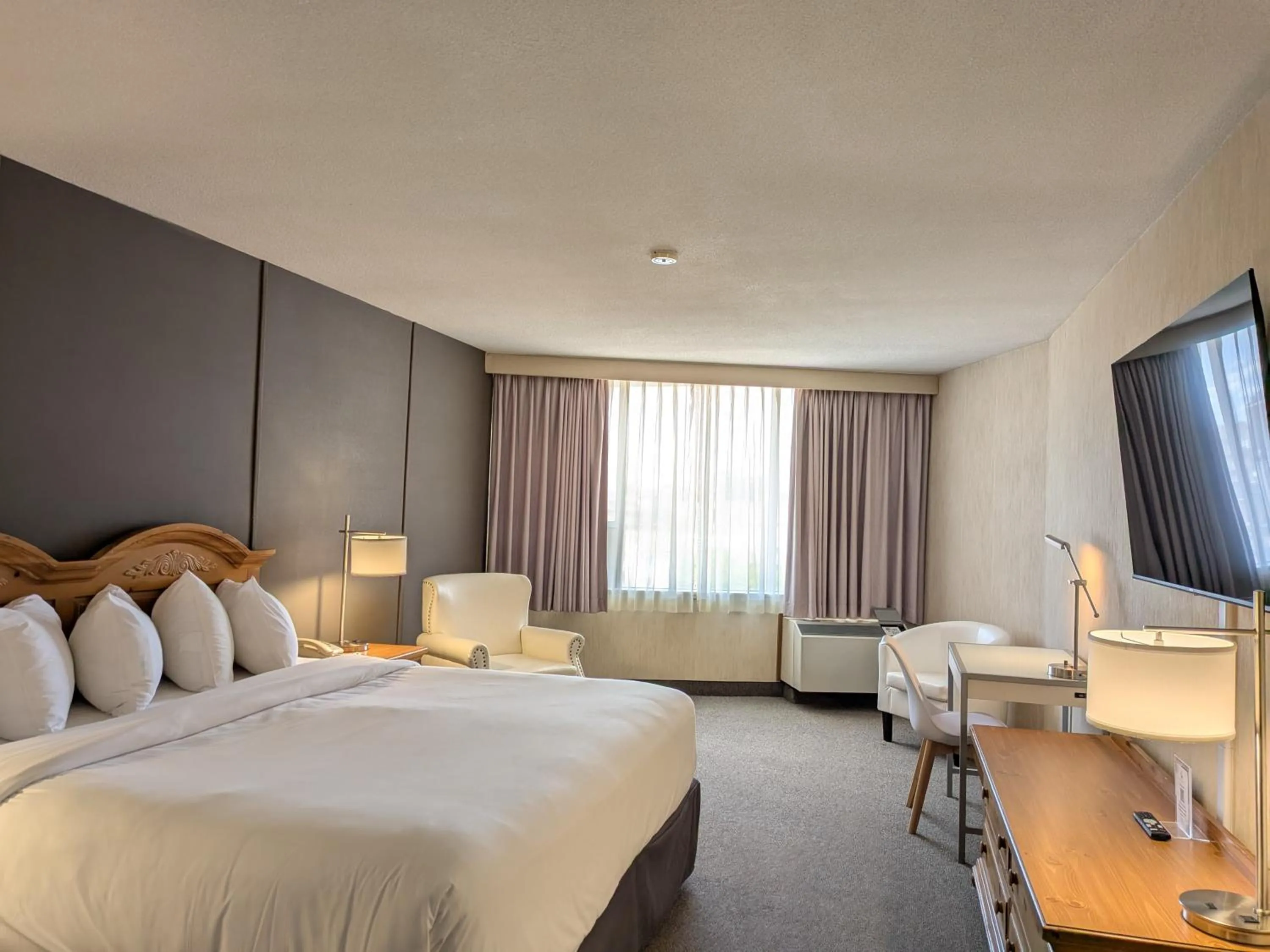 Standard King Room with City View in Confederation Place Hotel