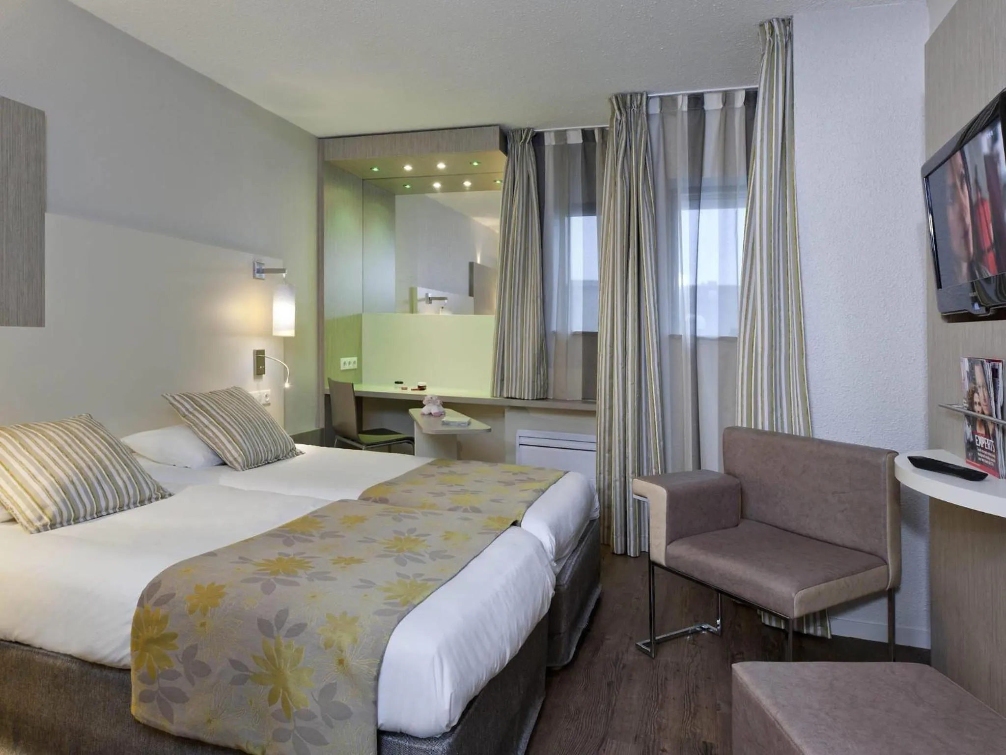 Room with Twin Beds - single occupancy in ibis Styles Melun