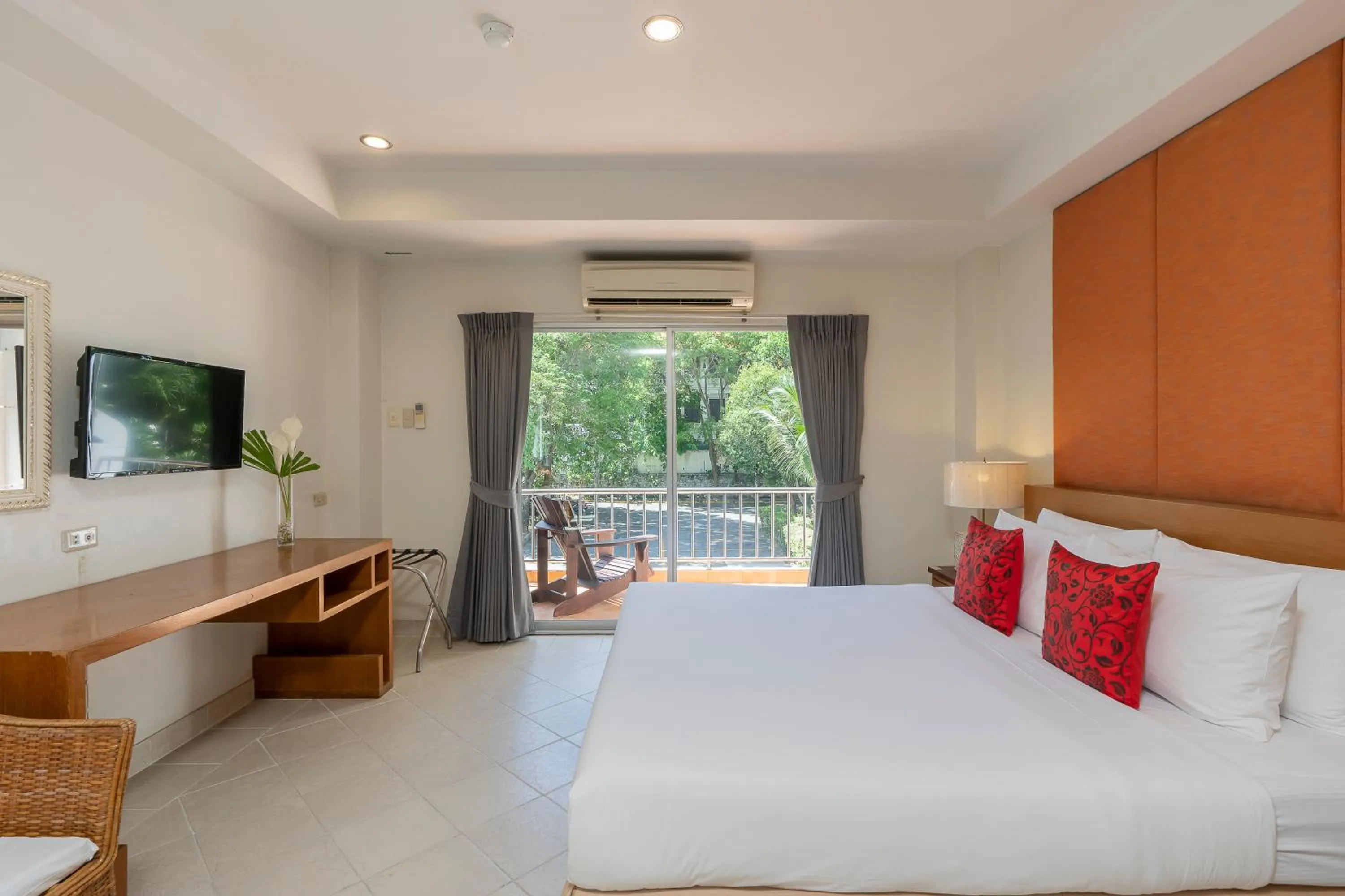 Deluxe Double Room in Bella Villa Pattaya 3rd Road
