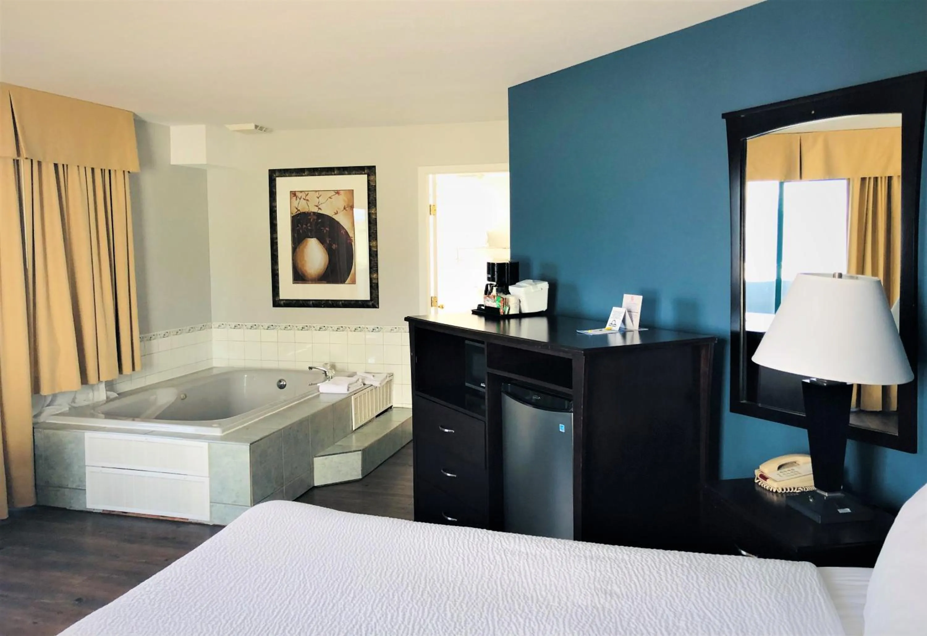 Deluxe King Room - Non-Smoking in Days Inn by Wyndham Kamloops BC