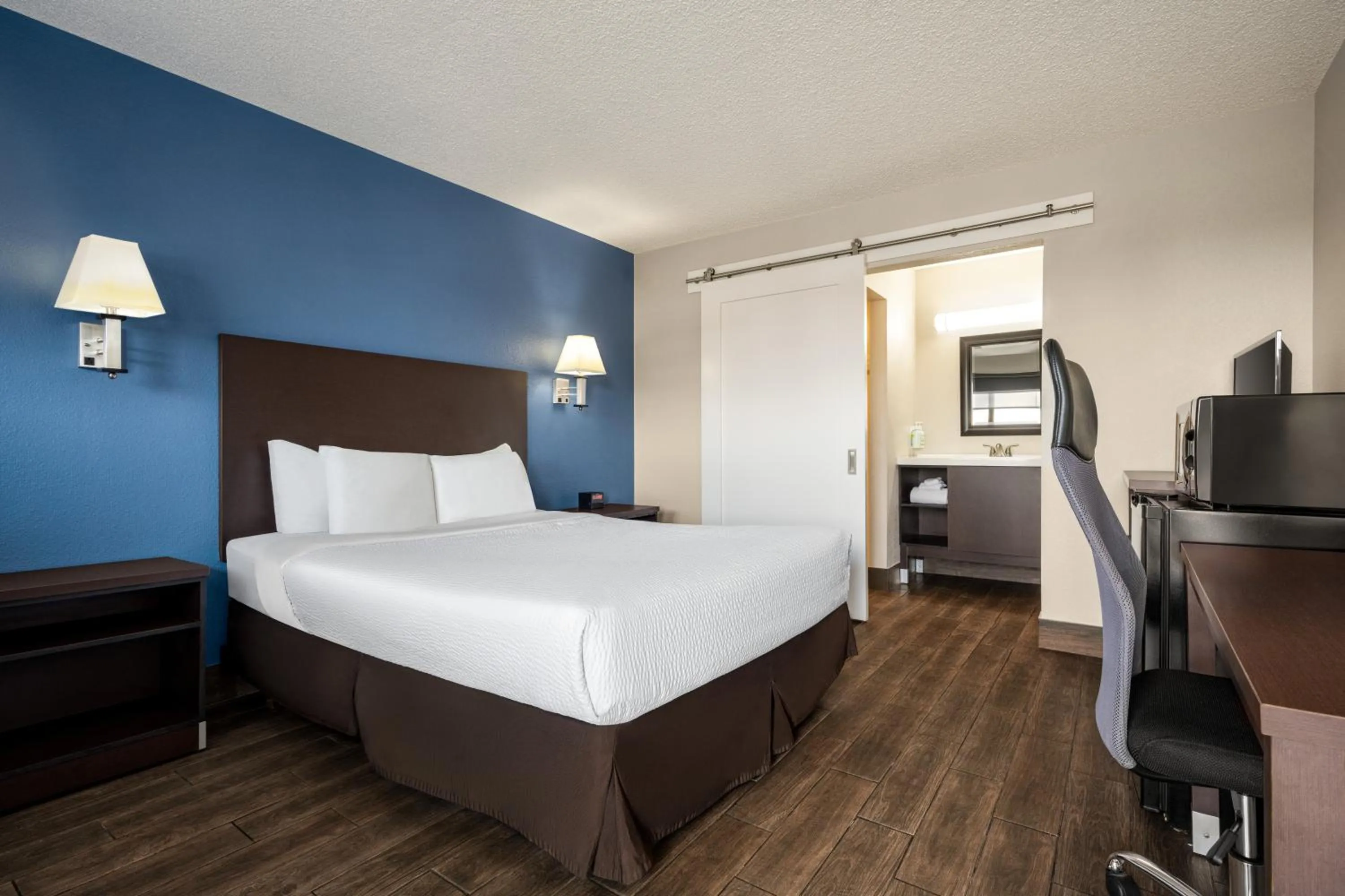 Queen Room - Non-Smoking in Baymont by Wyndham Kingman