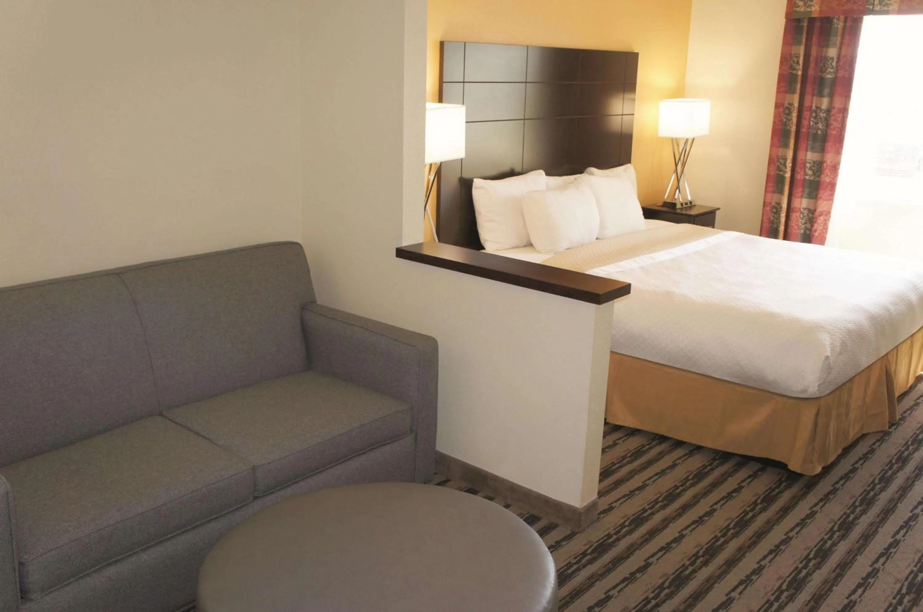King Suite in La Quinta Inn by Wyndham Lincoln